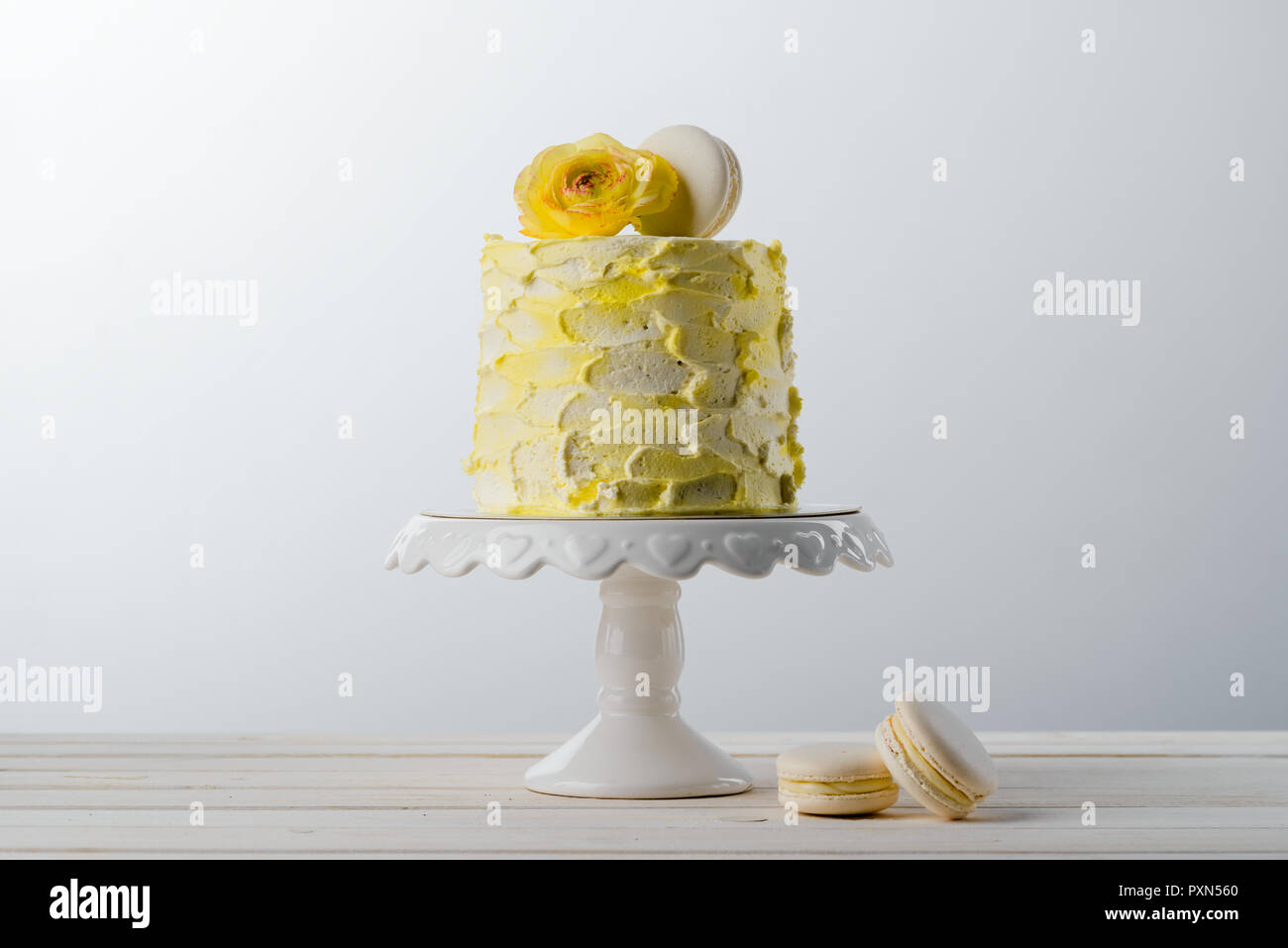 Gâteau Jaune et des fleurs Banque D'Images