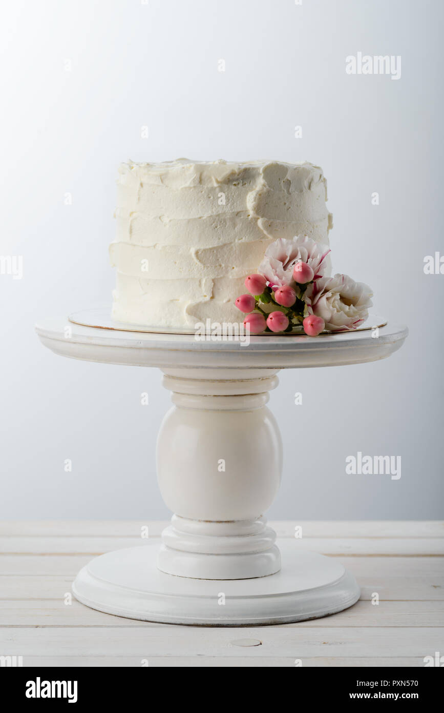 Gâteau et fleurs de printemps Banque D'Images