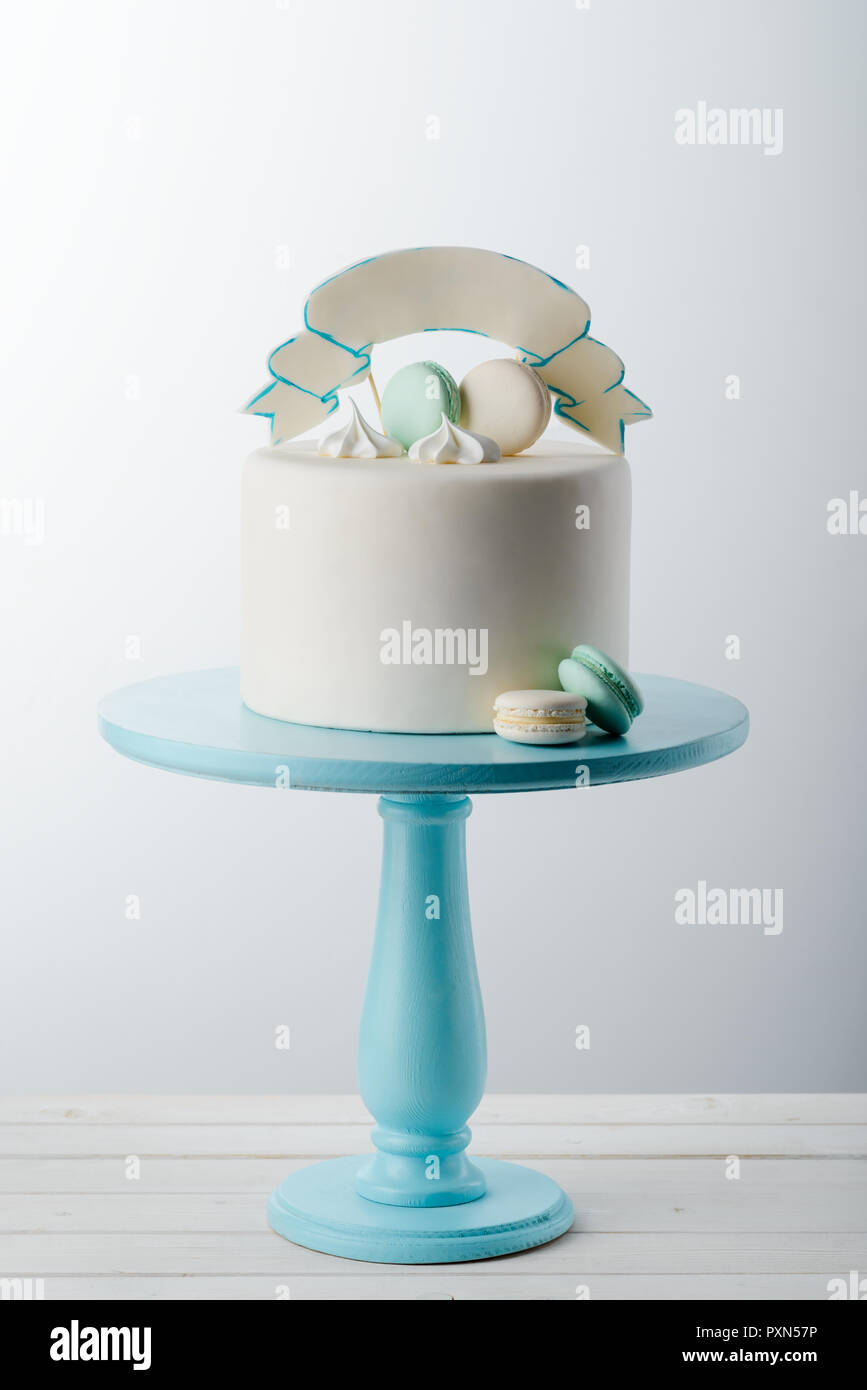 En bois bleu cake stand Banque D'Images