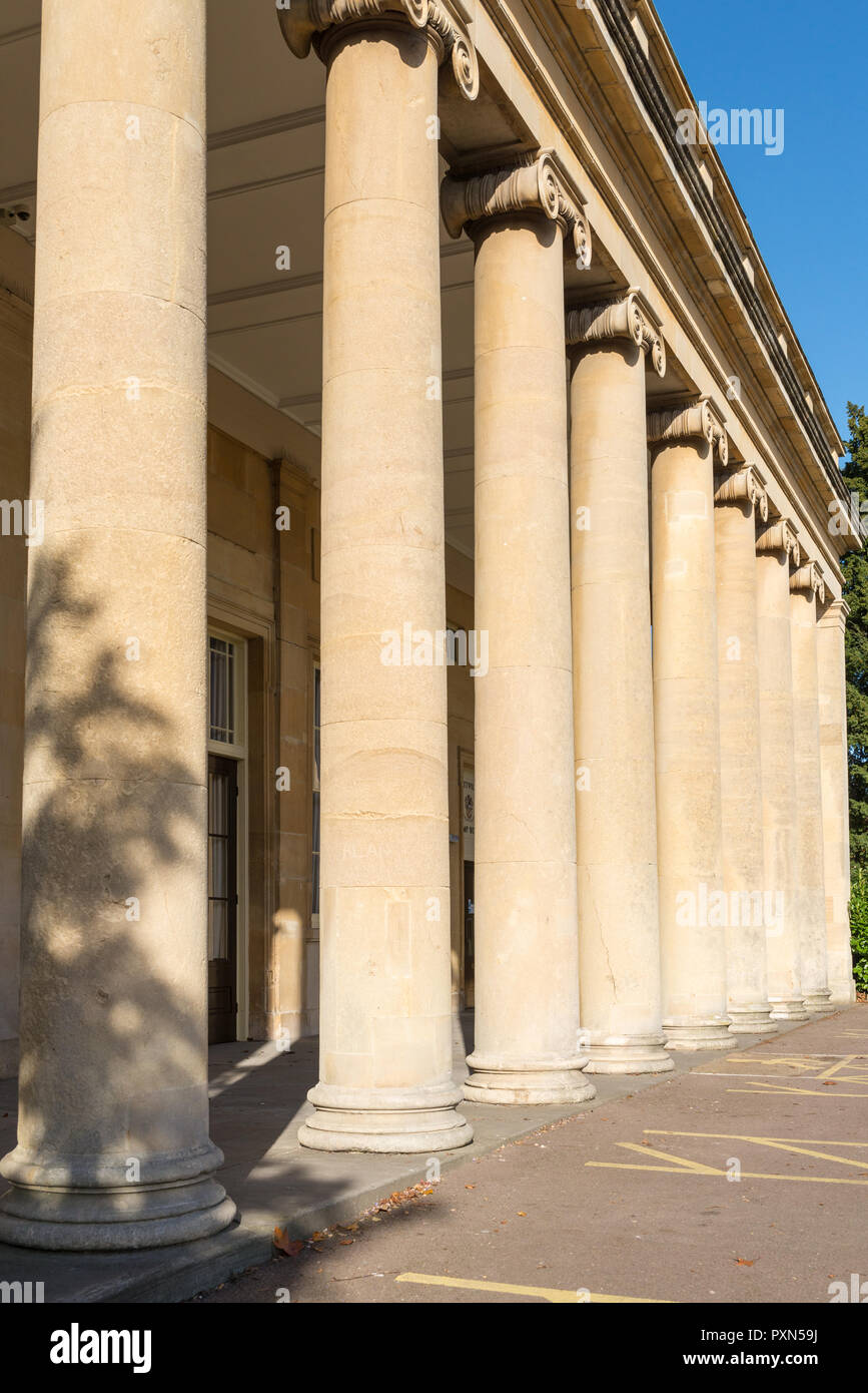 Le Pittville Pump room dans Pittville Park, Cheltenham, Gloucestershire est un bâtiment de style Régence et le plus grand bâtiment restant dans Cheltenham Spa Banque D'Images