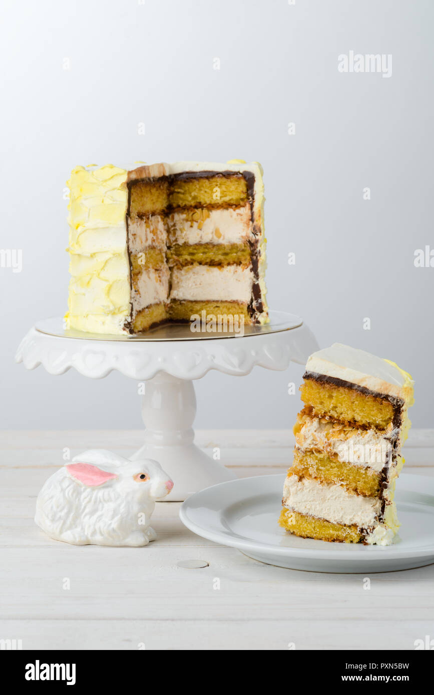 Gâteau aux amandes et crème fouettée Banque D'Images
