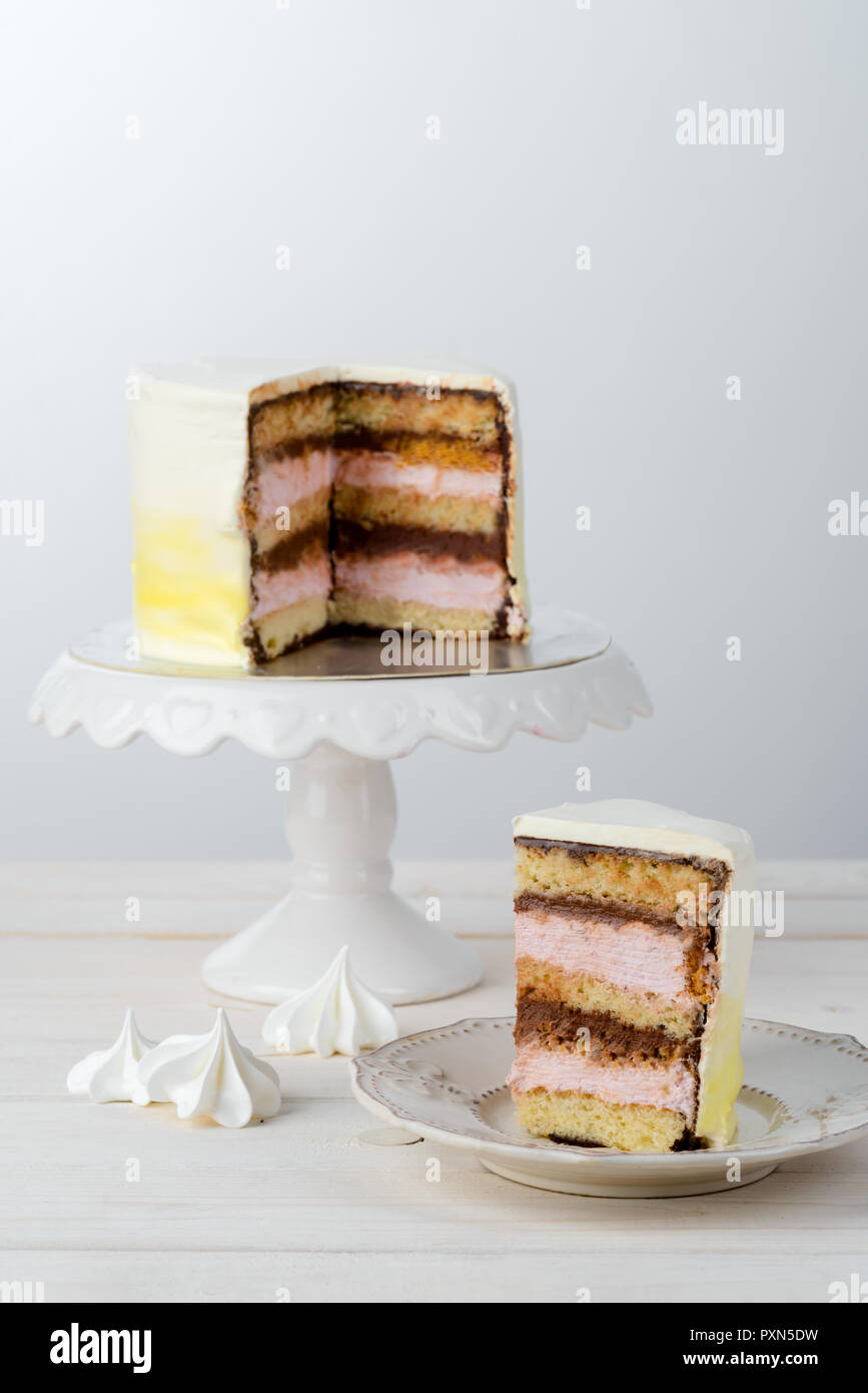 Gâteau délicat et soucoupe vintage Banque D'Images