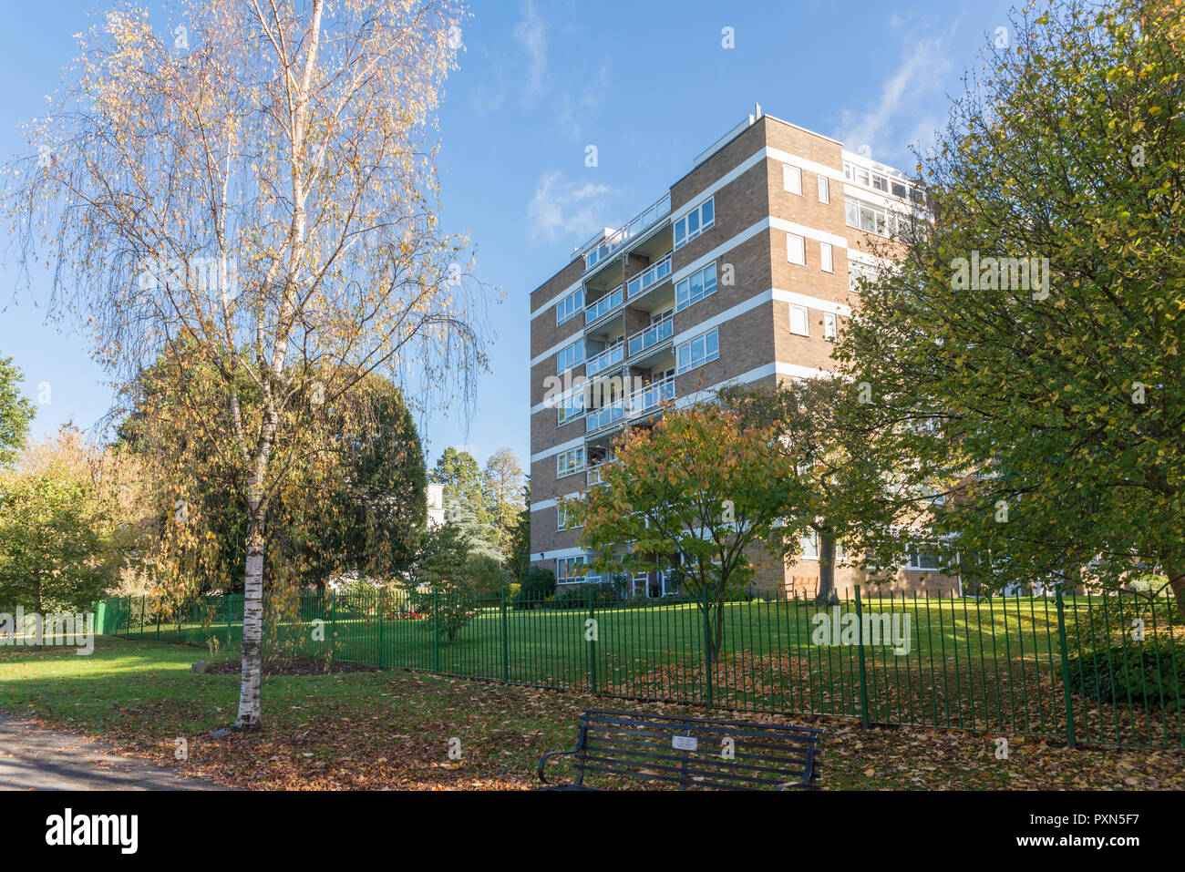 Bloc d'appartements modernes donnant sur Pittville Park à Cheltenham, Gloucestershire sur une journée ensoleillée d'automne Banque D'Images