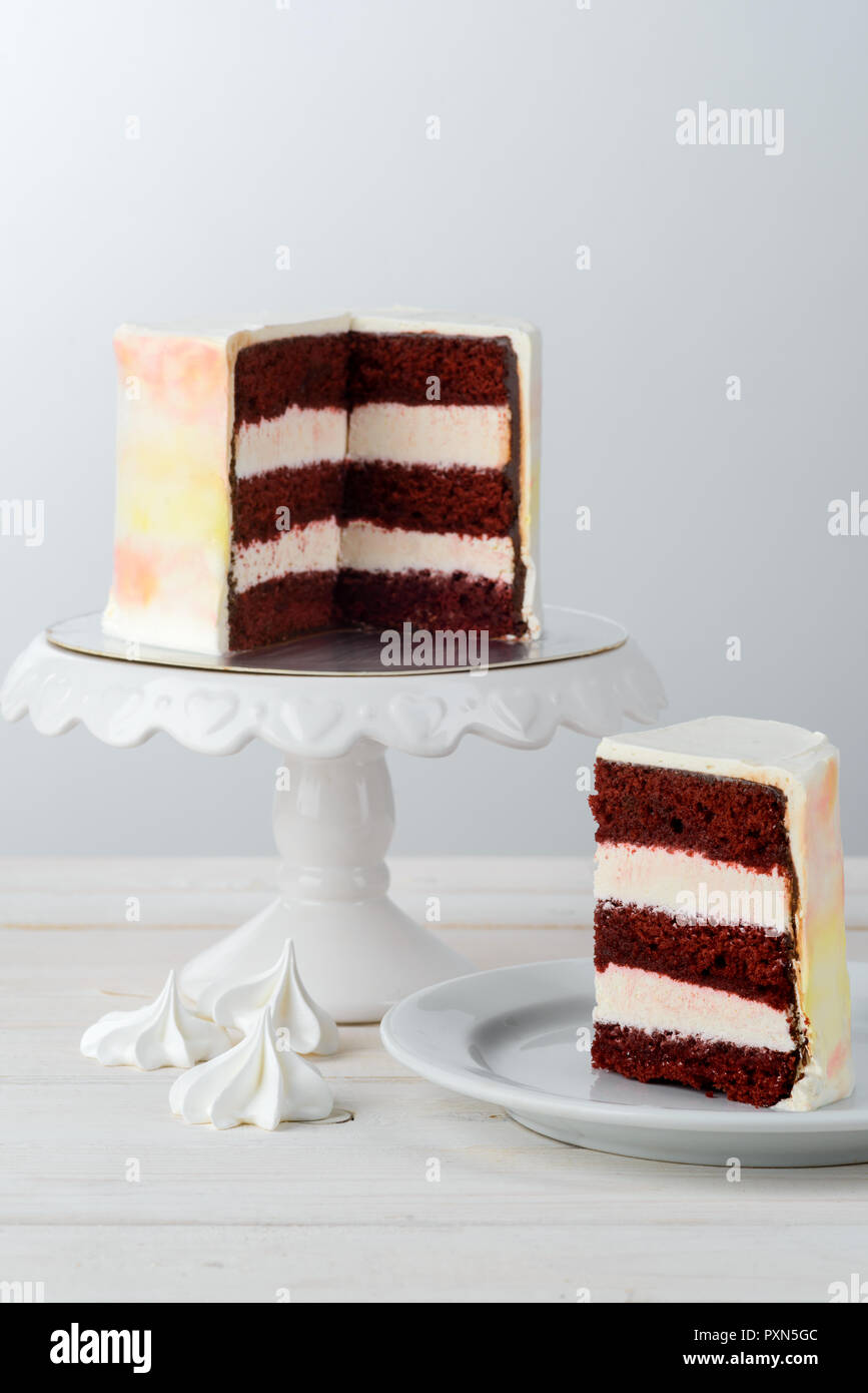 Gâteau exquis sur fond clair Banque D'Images