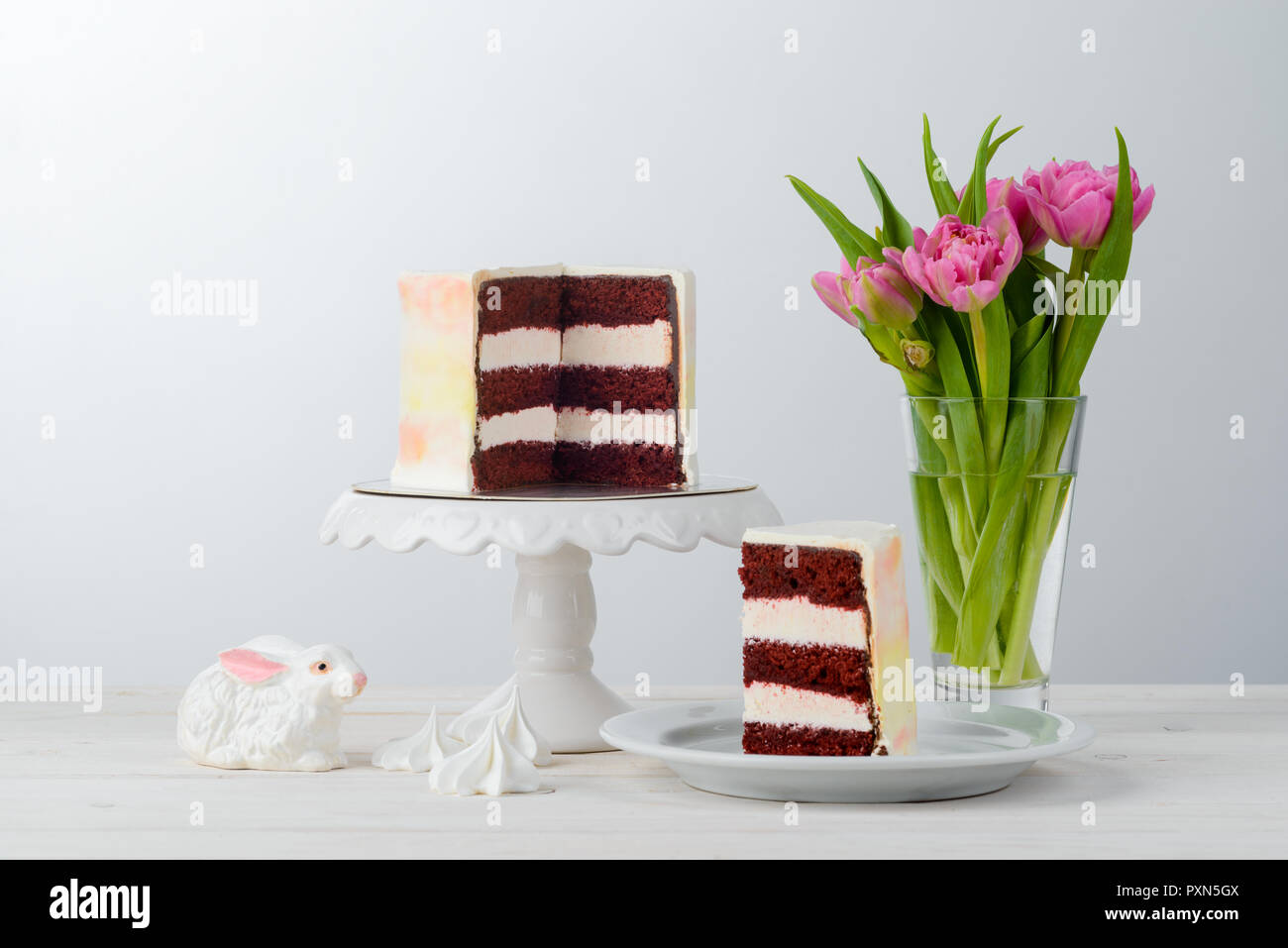 Fleurs et Red Velvet Cake Banque D'Images