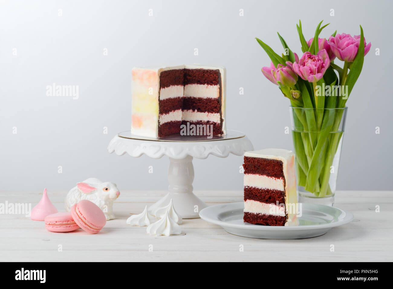 Les meringues et Red Velvet Cake Banque D'Images