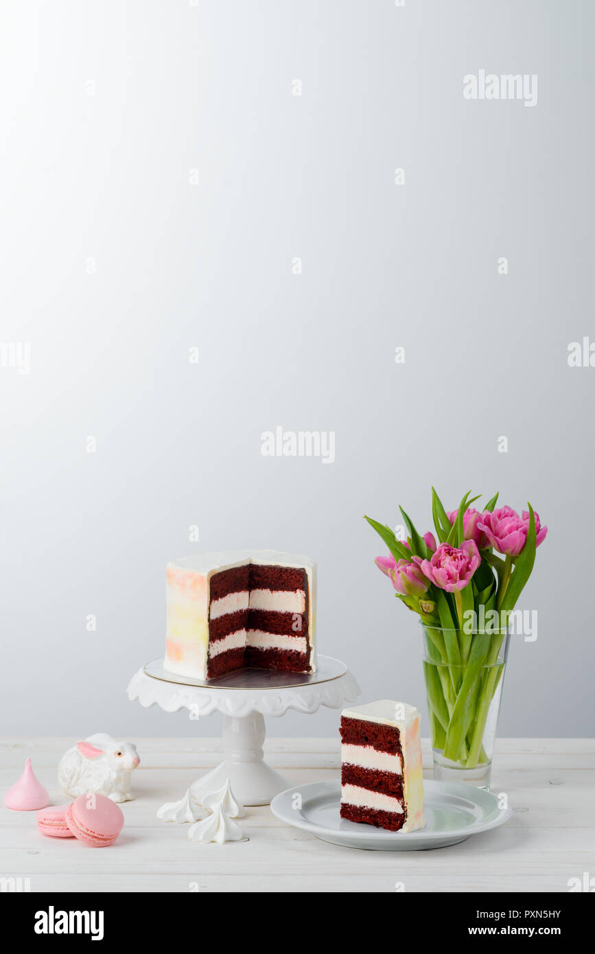 Red Velvet Cake et tulipes Banque D'Images