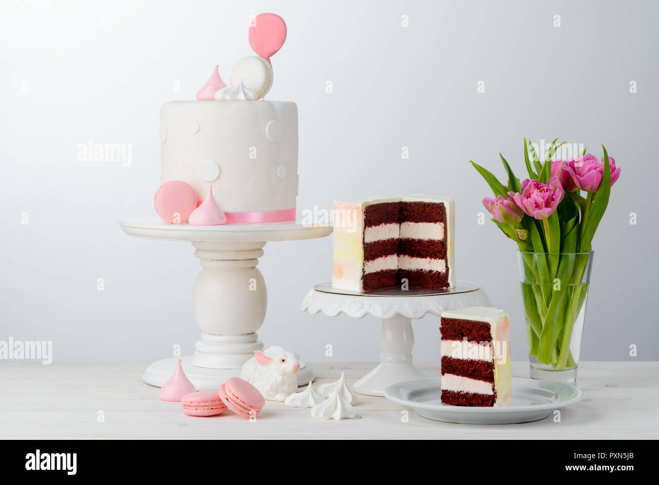 Gâteau de céramique se distingue et fleurs Banque D'Images