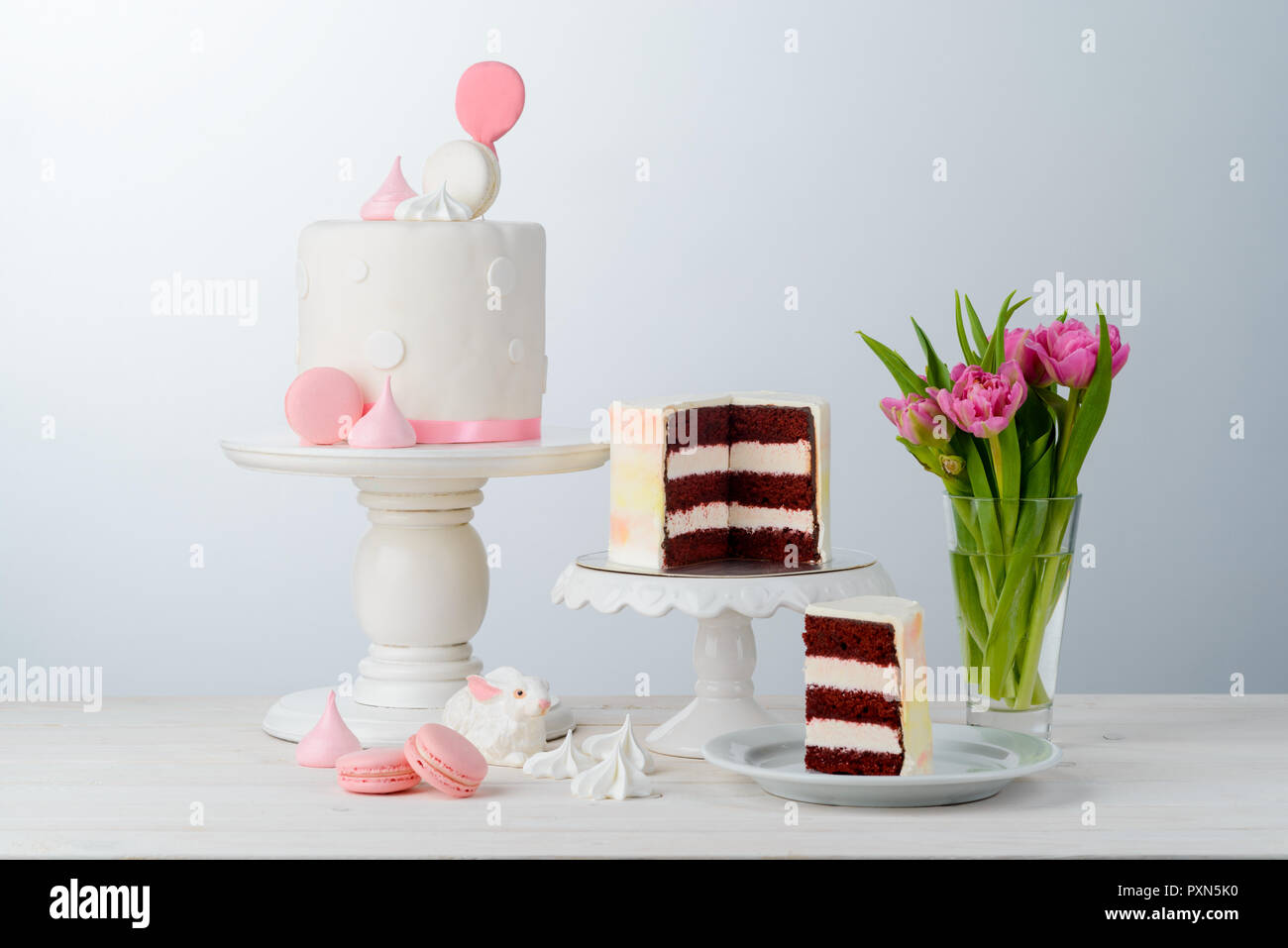 Fleurs, bunny et gâteau Banque D'Images