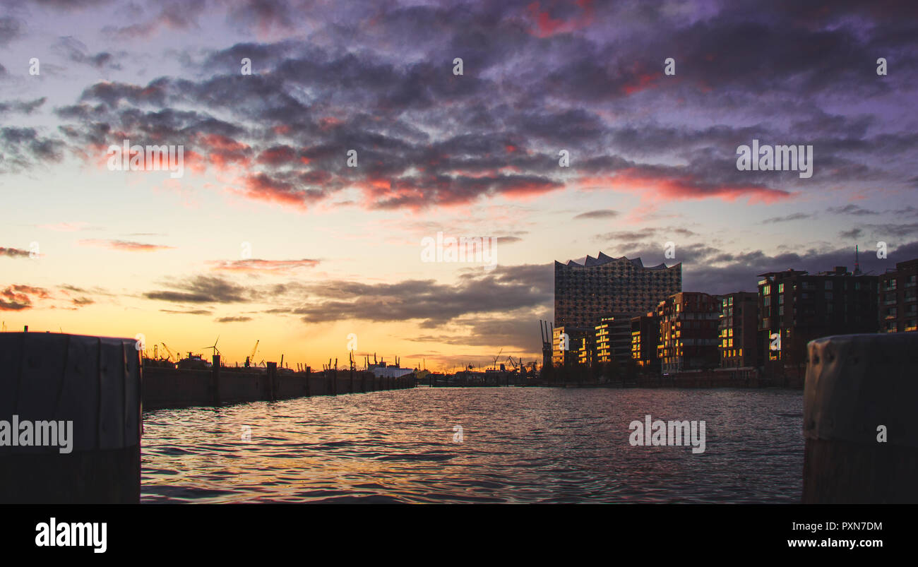 Elbphilharmonie Hamburg und die Hafenstadt Banque D'Images