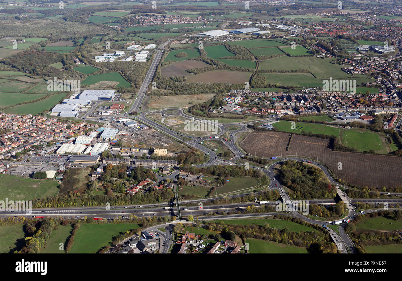 Vue aérienne du toit de la sortie 36 de l'autoroute M1 à l'est le long d'une vallée à6195 divers Dearne Industrial Estates, Barnsley, Sth Yorkshire Banque D'Images