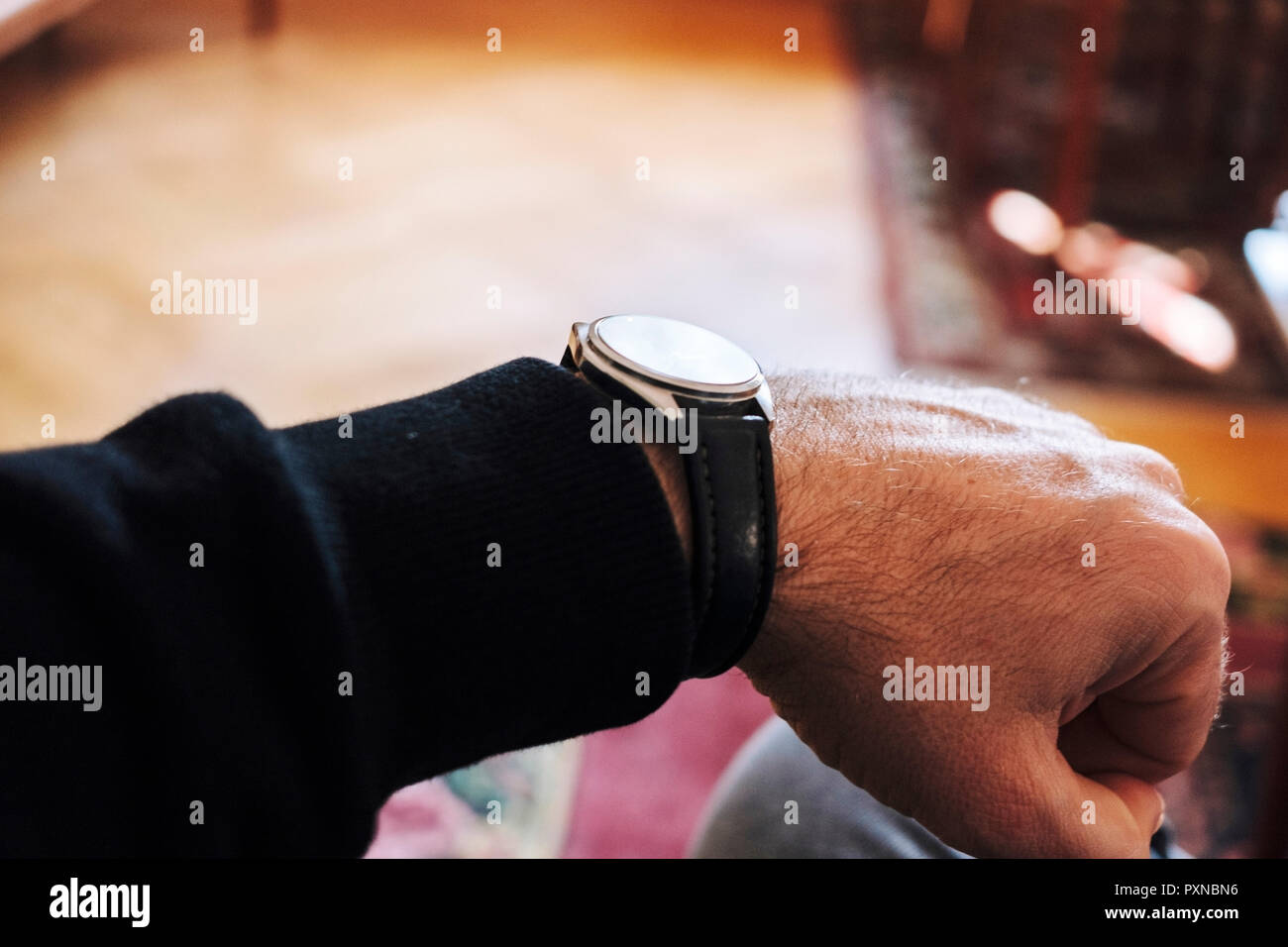Montre-bracelet homme portant Banque D'Images