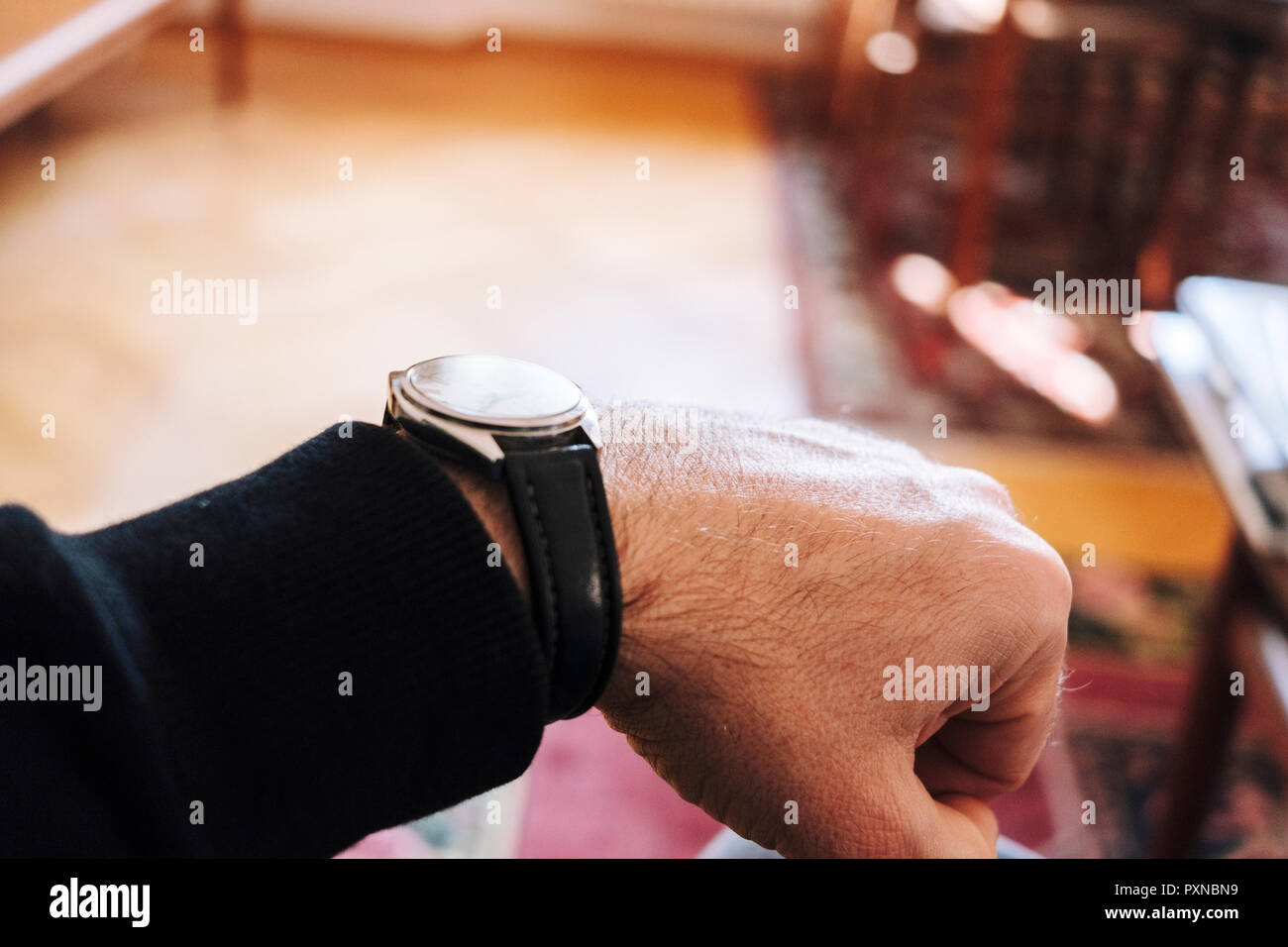 Montre-bracelet homme portant Banque D'Images