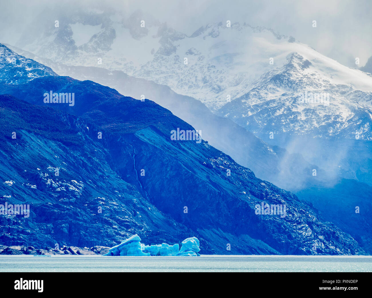 Iceberg sur le lac Argentino, le Parc National Los Glaciares, Province de Santa Cruz, Patagonie, Argentine Banque D'Images