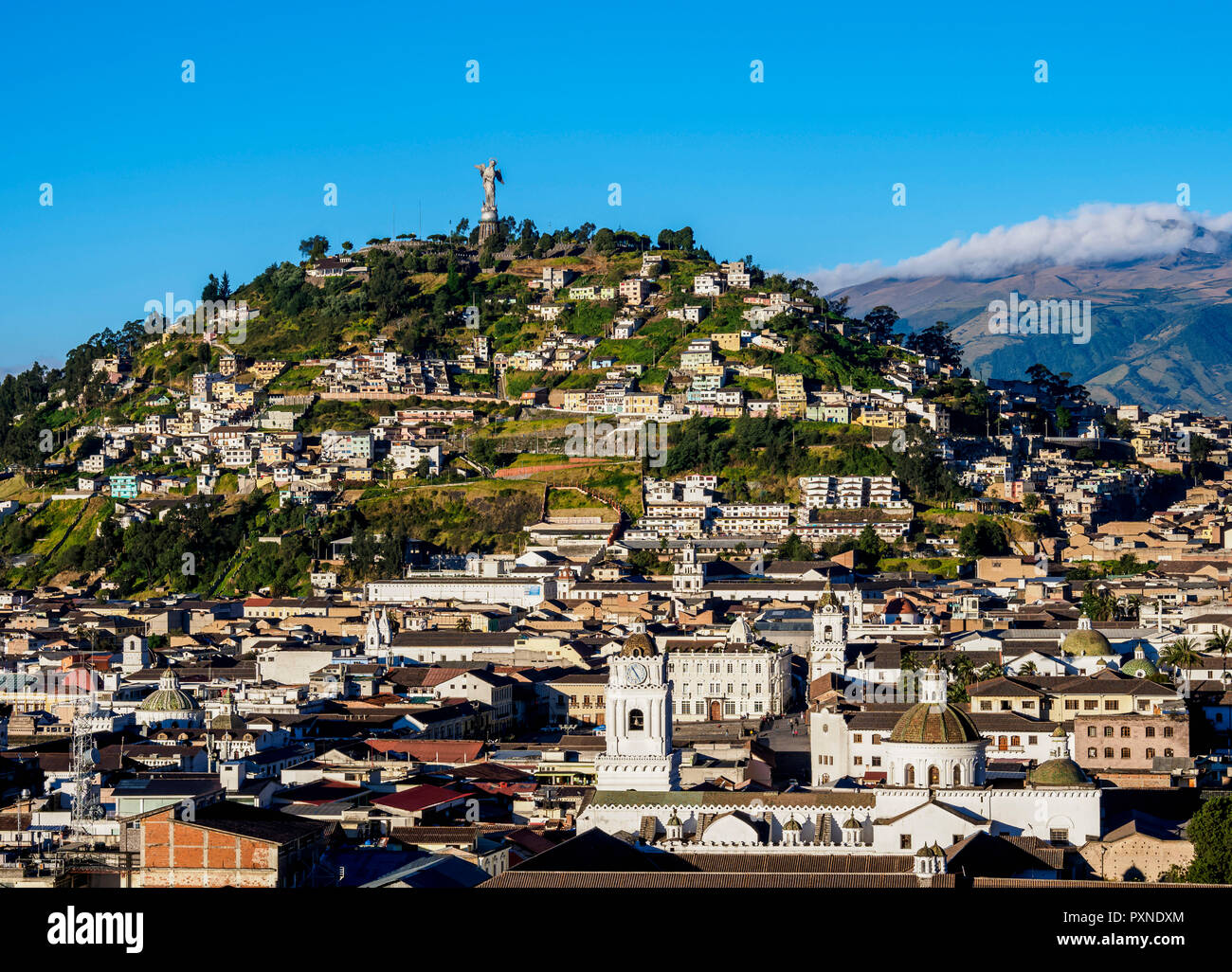 Vue sur la vieille ville en direction d'El Panecillo Hill, Quito, Équateur, la province de Pichincha Banque D'Images