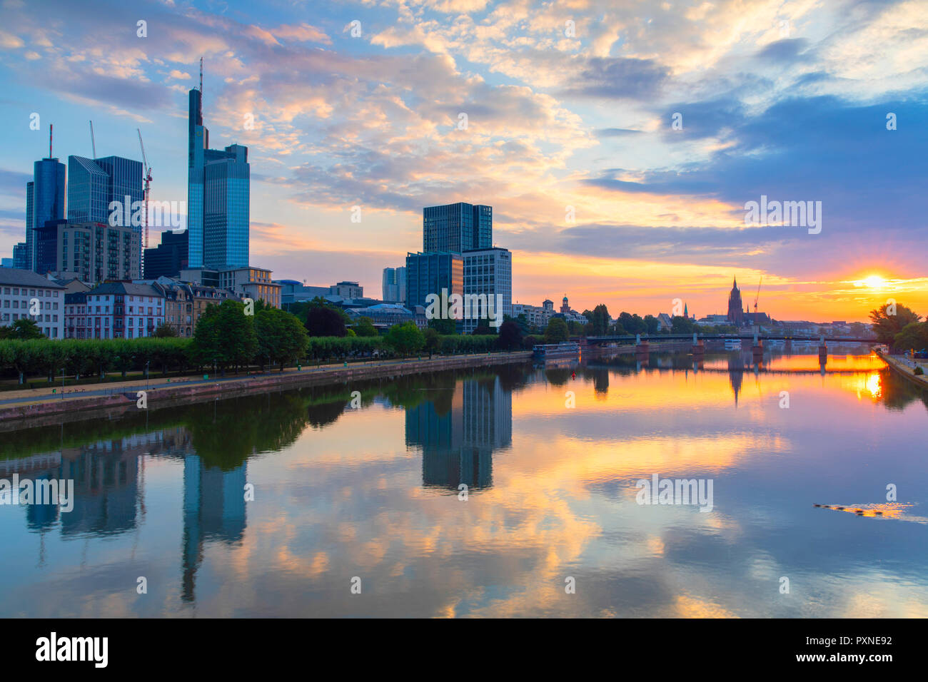 Skyline et principal de la rivière au lever du soleil, Francfort, Hesse, Allemagne Banque D'Images