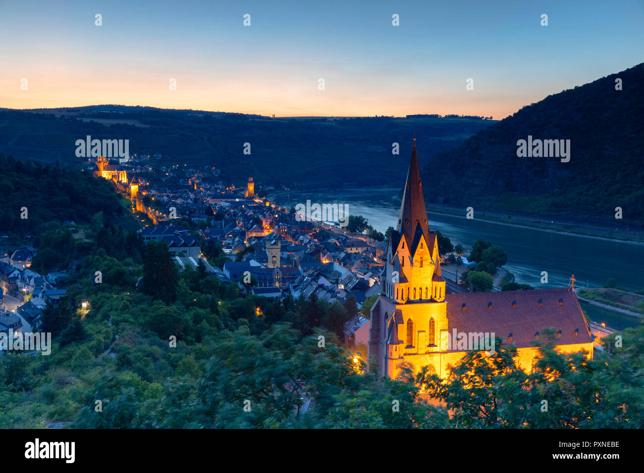 Liebfrauenkirche et Rhin au coucher du soleil, Oberwesel, Rhénanie-Palatinat, Allemagne Banque D'Images