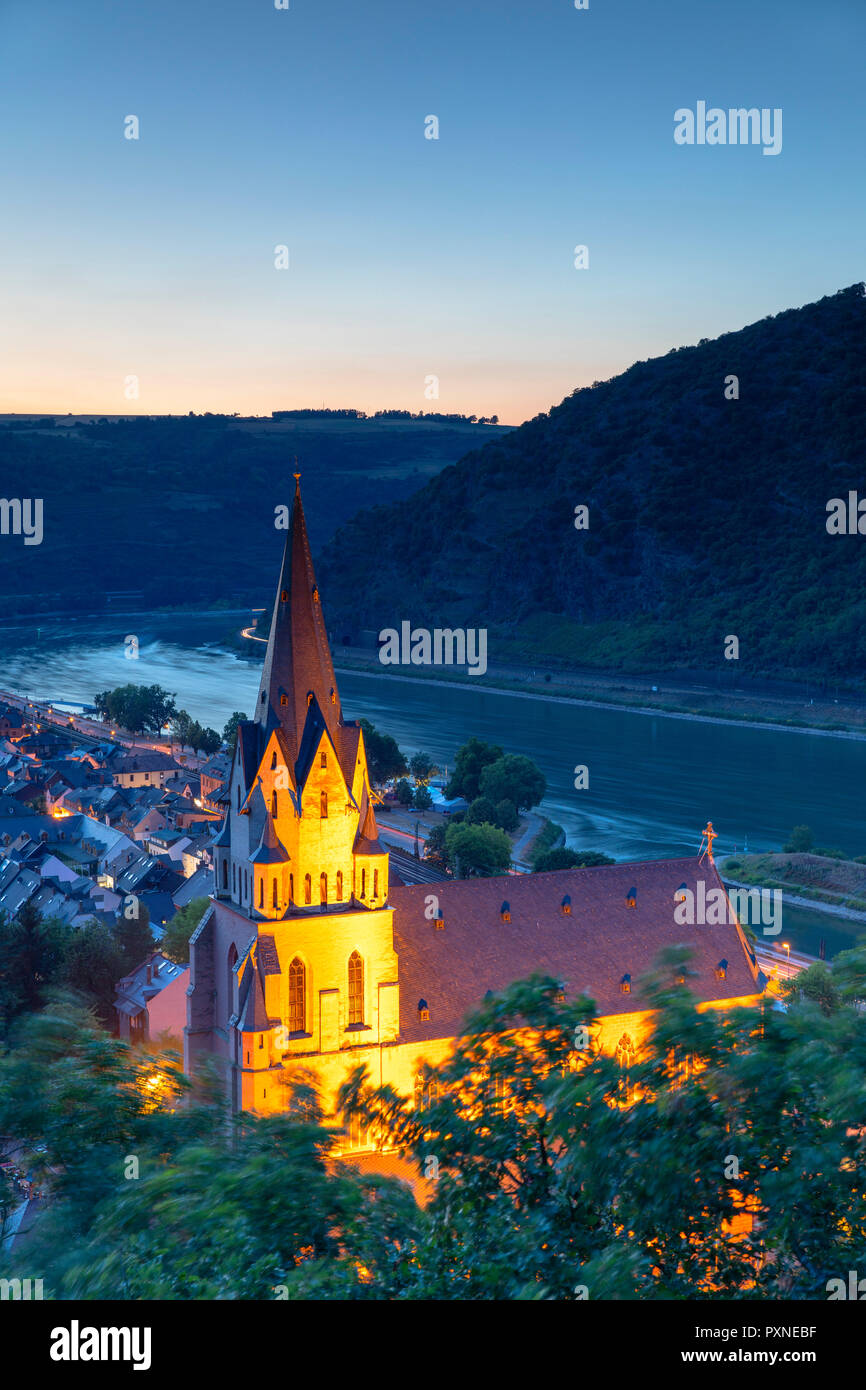 Liebfrauenkirche et Rhin au coucher du soleil, Oberwesel, Rhénanie-Palatinat, Allemagne Banque D'Images