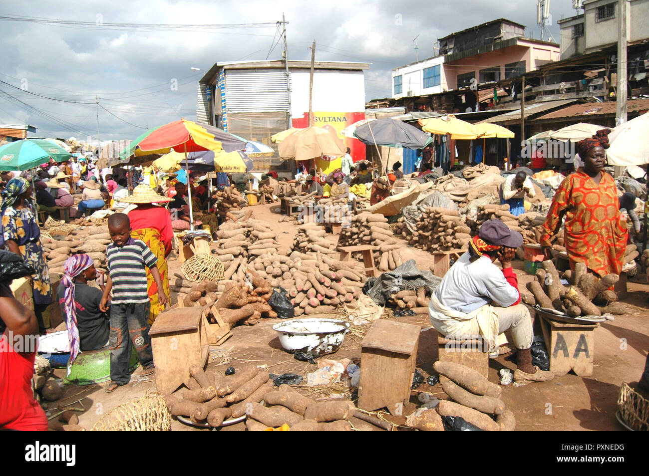 Kumasi, Ghana : 21 juillet 2016 - des piles de l'igname à vendre dans un marché à Kumasi, l'Afrique de l'Ouest Banque D'Images