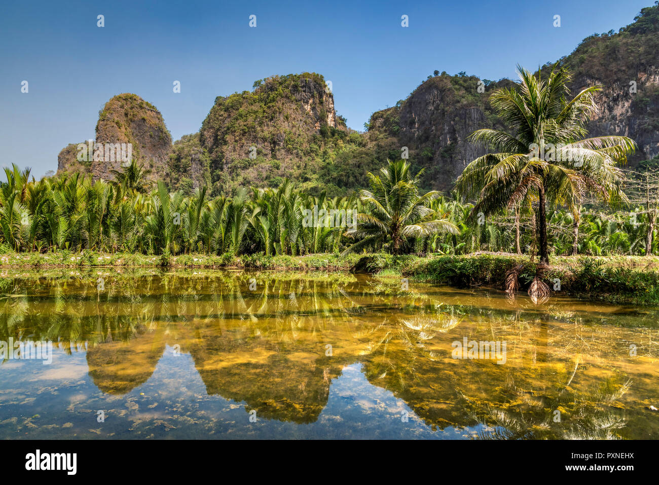 Paysage de montagnes karstiques, Ramang Ramang, Sulawesi, Indonésie Banque D'Images