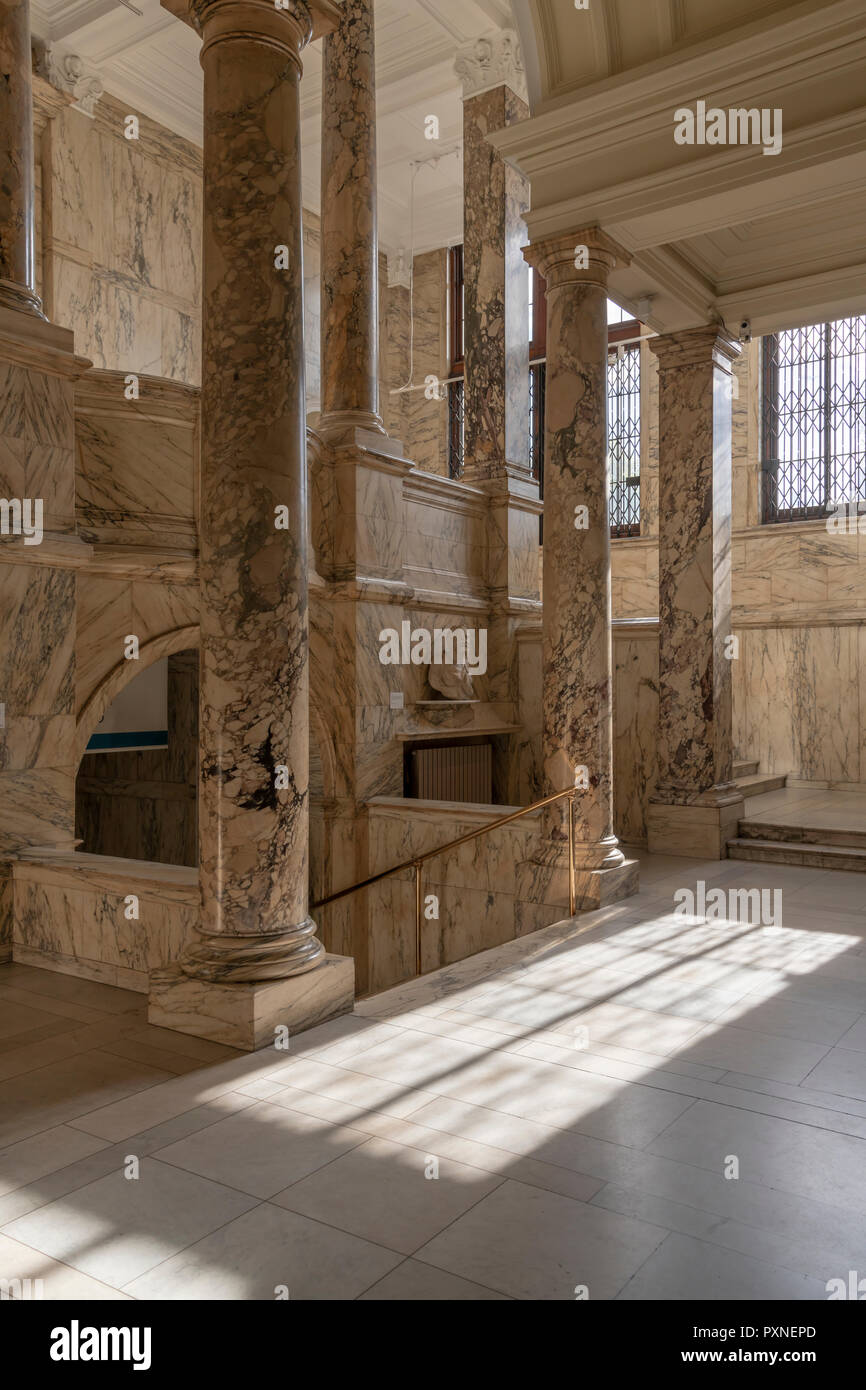 Des colonnes en marbre dans le hall d'entrée extravagante du Victoria and Albert Museum, South Kensington, Londres. Également connu sous le nom de V&A. L'architecte Aston Webb. Banque D'Images