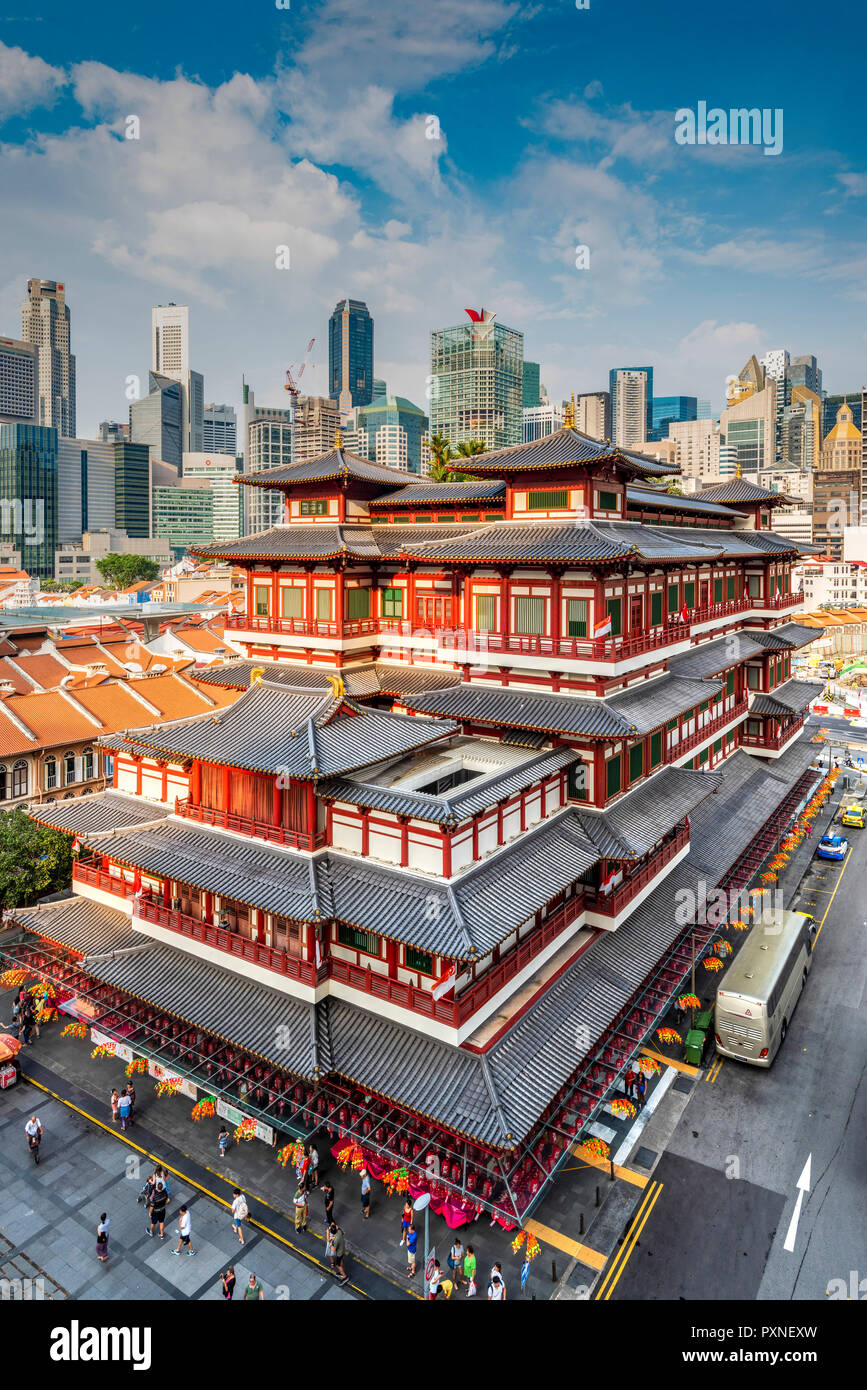 Buddha Tooth Relic Temple et sur les toits de la ville, Singapour Banque D'Images