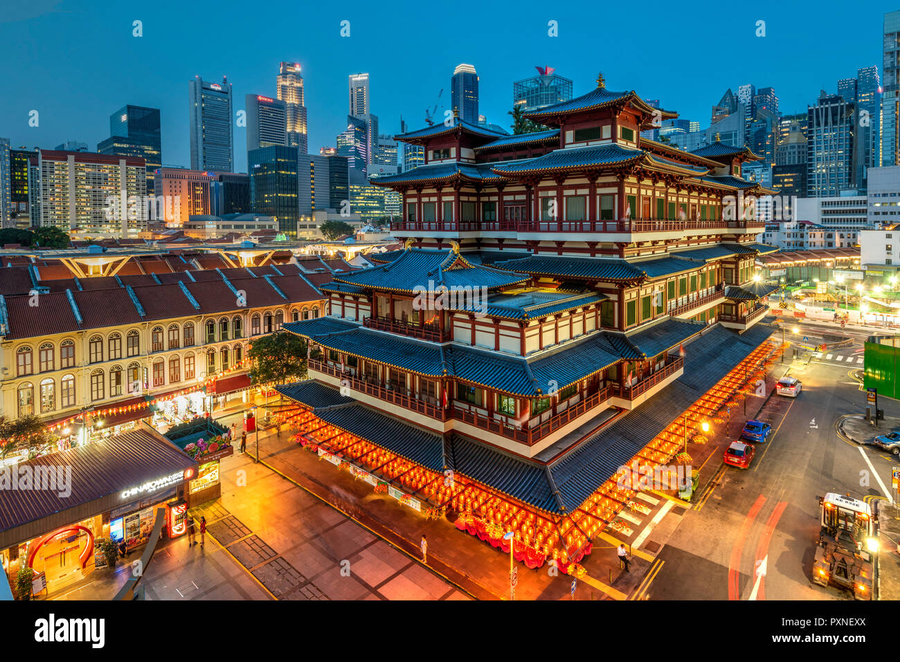 Buddha Tooth Relic Temple et sur les toits de la ville, Singapour Banque D'Images