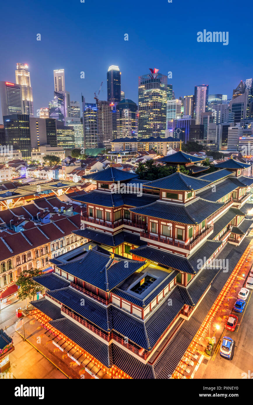 Buddha Tooth Relic Temple et sur les toits de la ville, Singapour Banque D'Images