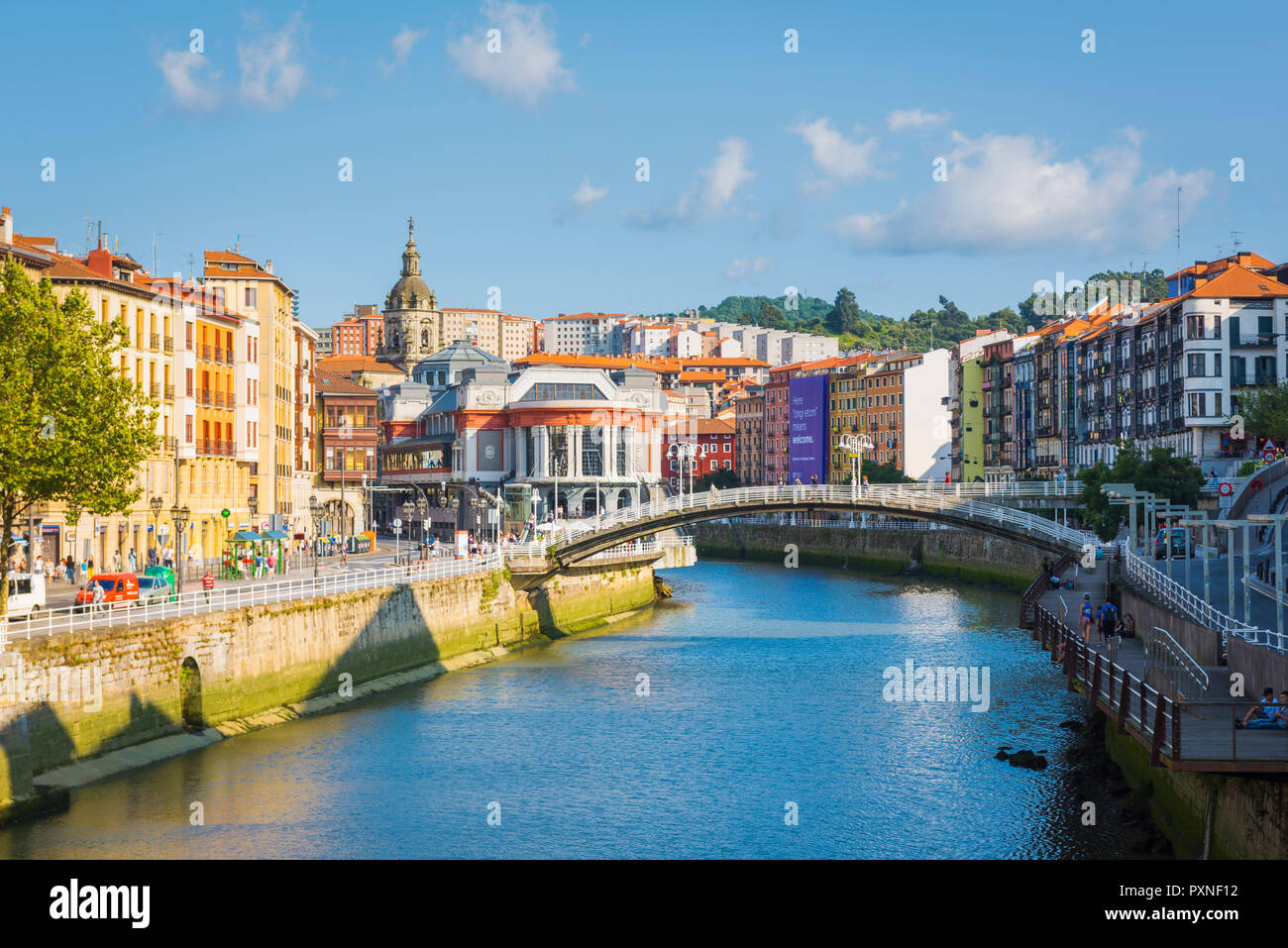 Espagne, Pays basque, Bilbao. Fleuve Nervion et le Mercado de la Ribera market. Banque D'Images