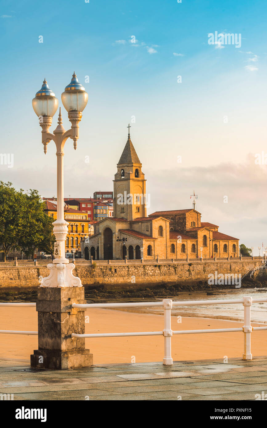 L'Espagne, les Asturies, Gijon. L'église St Pierre à Cimavilla (vieille ville). Banque D'Images