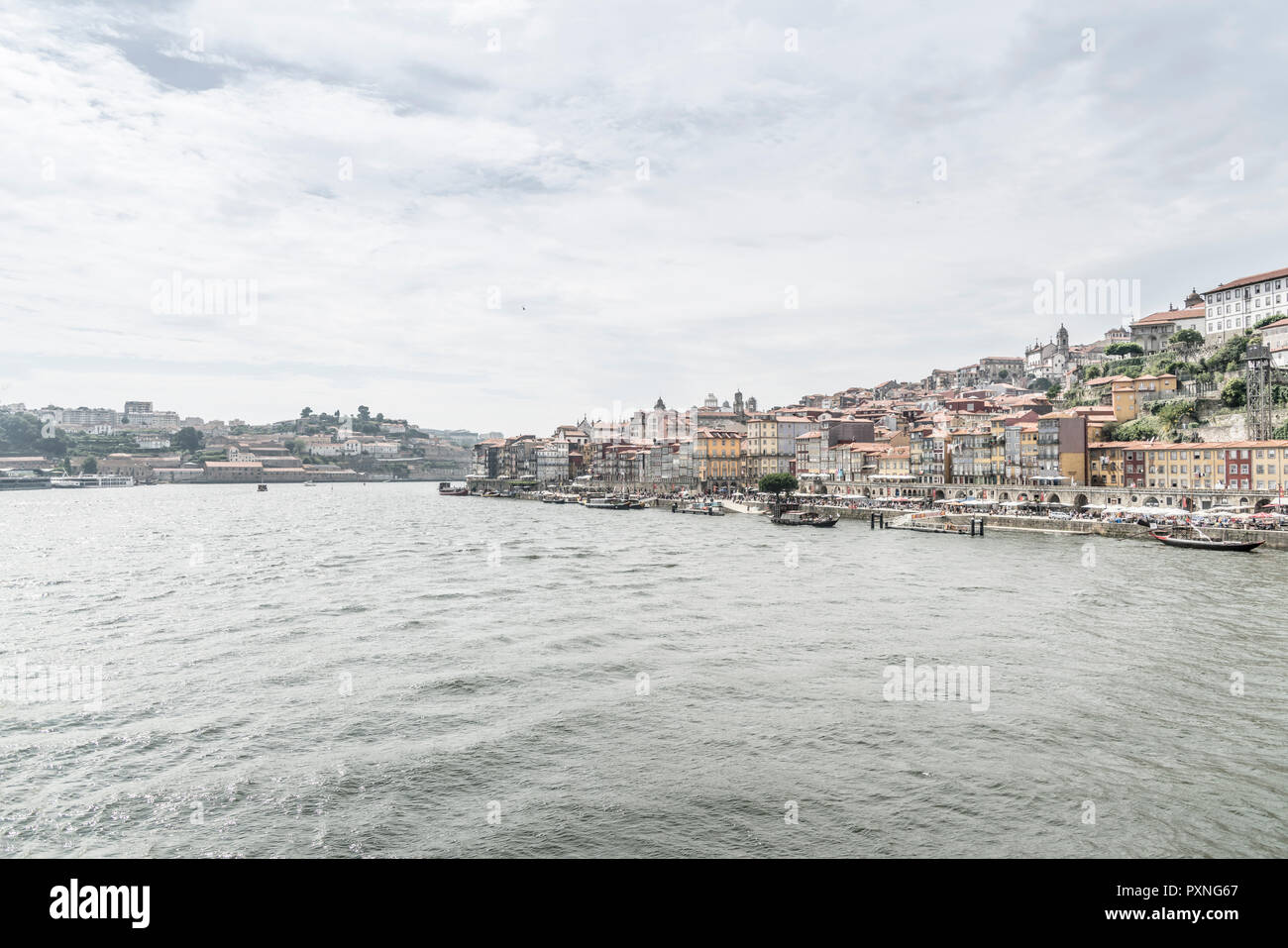 Portugal, Porto, vue de la ville avec au premier plan la rivière Douro Banque D'Images
