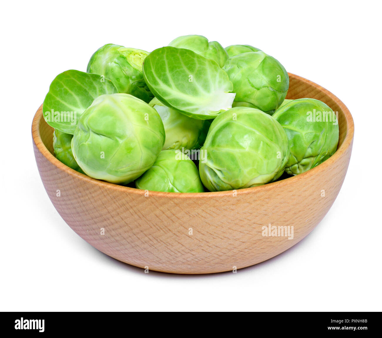 Délicieux choux de Bruxelles dans un bol en bois. Les choux de Bruxelles, isolé sur fond blanc. Banque D'Images