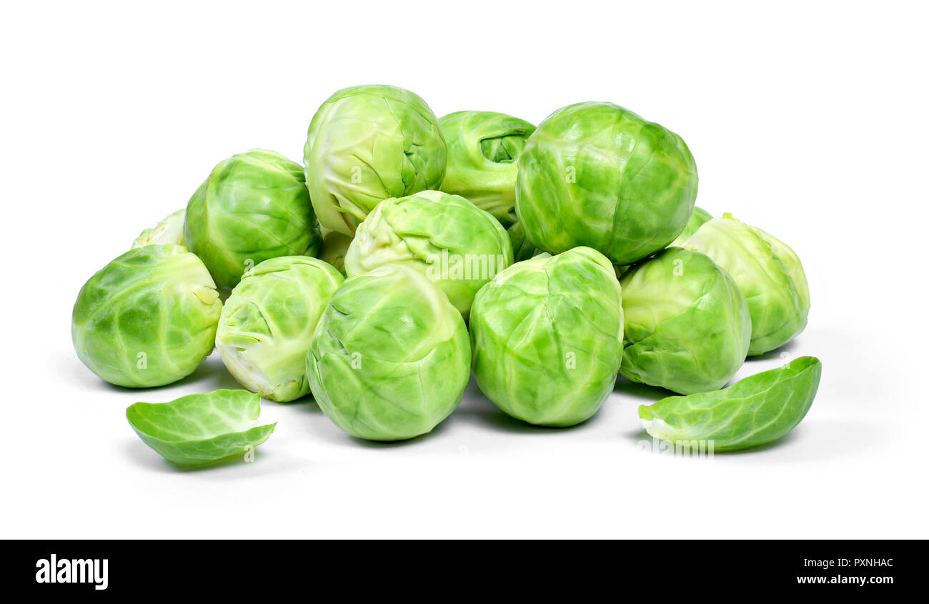 Délicieux choux de Bruxelles, isolé sur fond blanc. Chou frais légumes. Banque D'Images