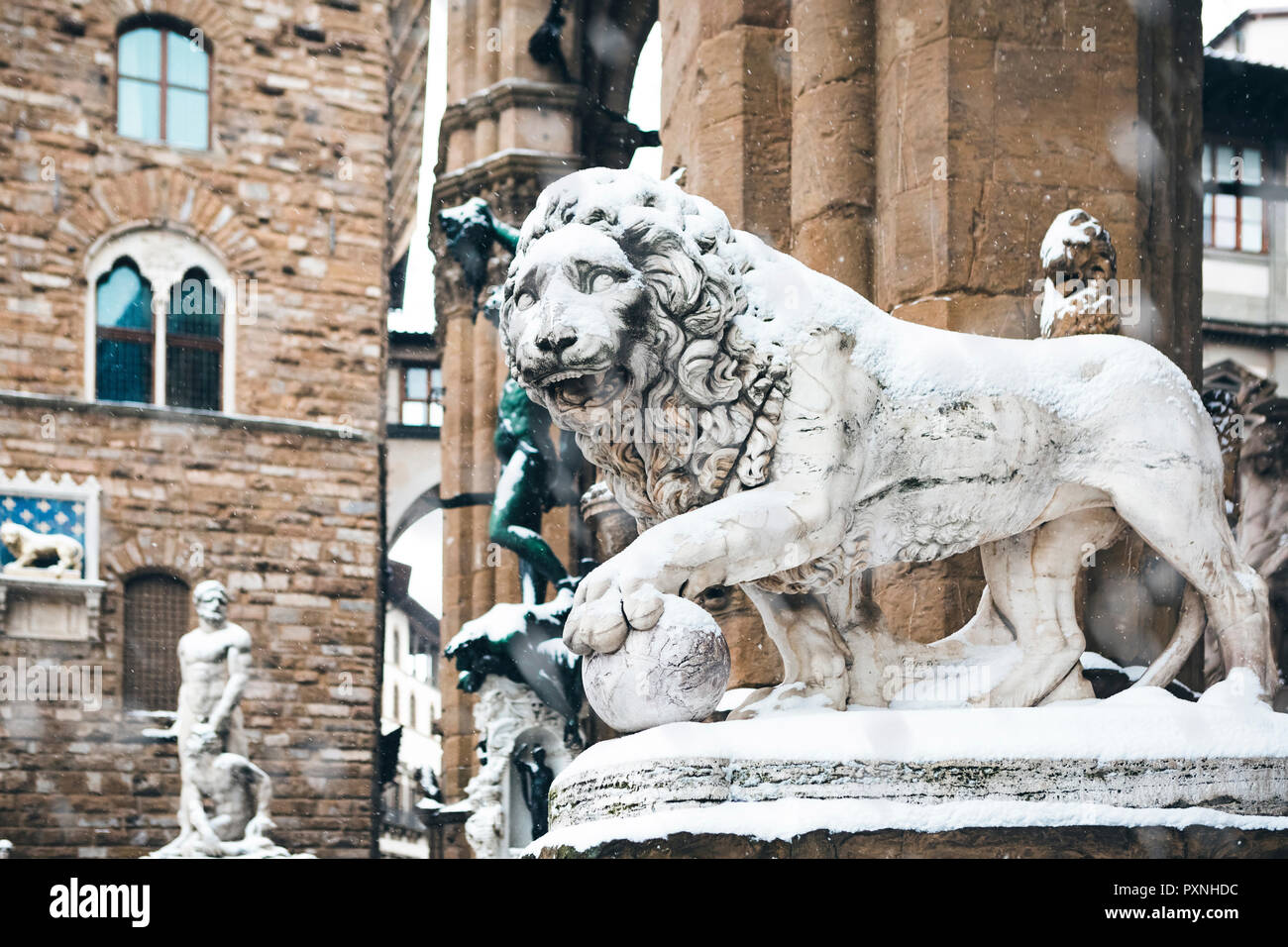 Italie, Florence, statue de lion couverte de neige Banque D'Images