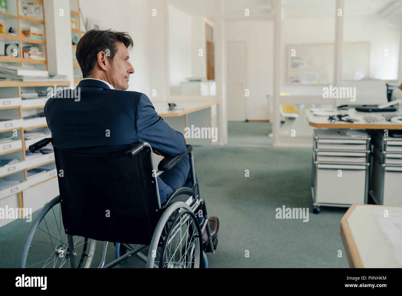 Mobilité businessman sitting in wheelchair Banque D'Images