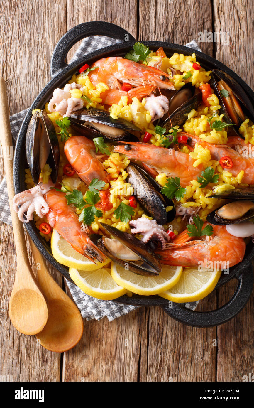 Une Cuisine Traditionnelle Espagnole Paella Aux Fruits De Mer Moules Crevettes Poissons Poulpes Et Bebe Close Up Dans Une Poele Sur La Table Haut Vertical Vi Photo Stock Alamy