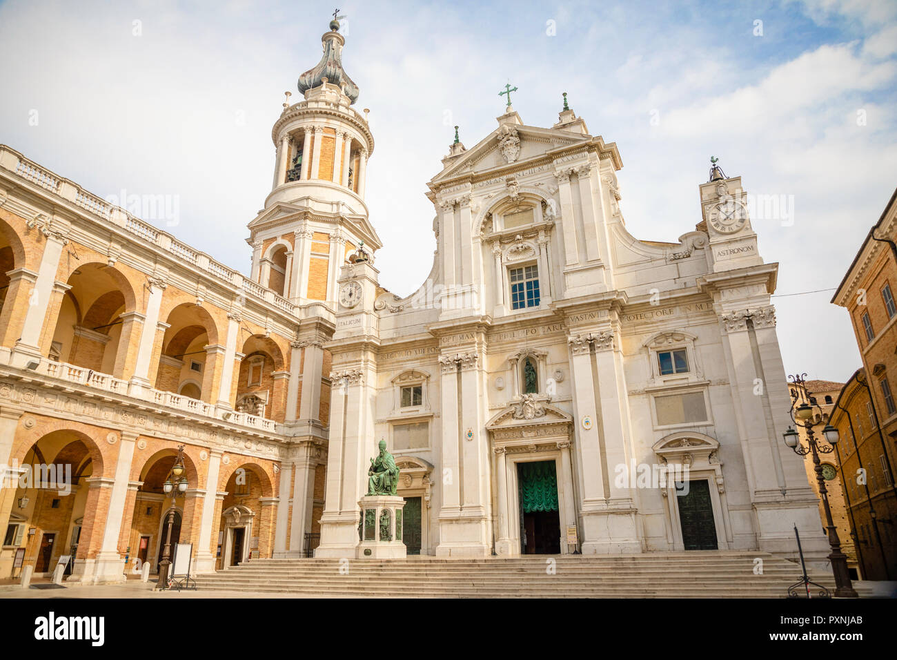 Carré de Loreto, Basilique della Santa Casa en journée ensoleillée, portique, sur le côté, les gens dans la place à Loreto, Ancona, Italie Banque D'Images