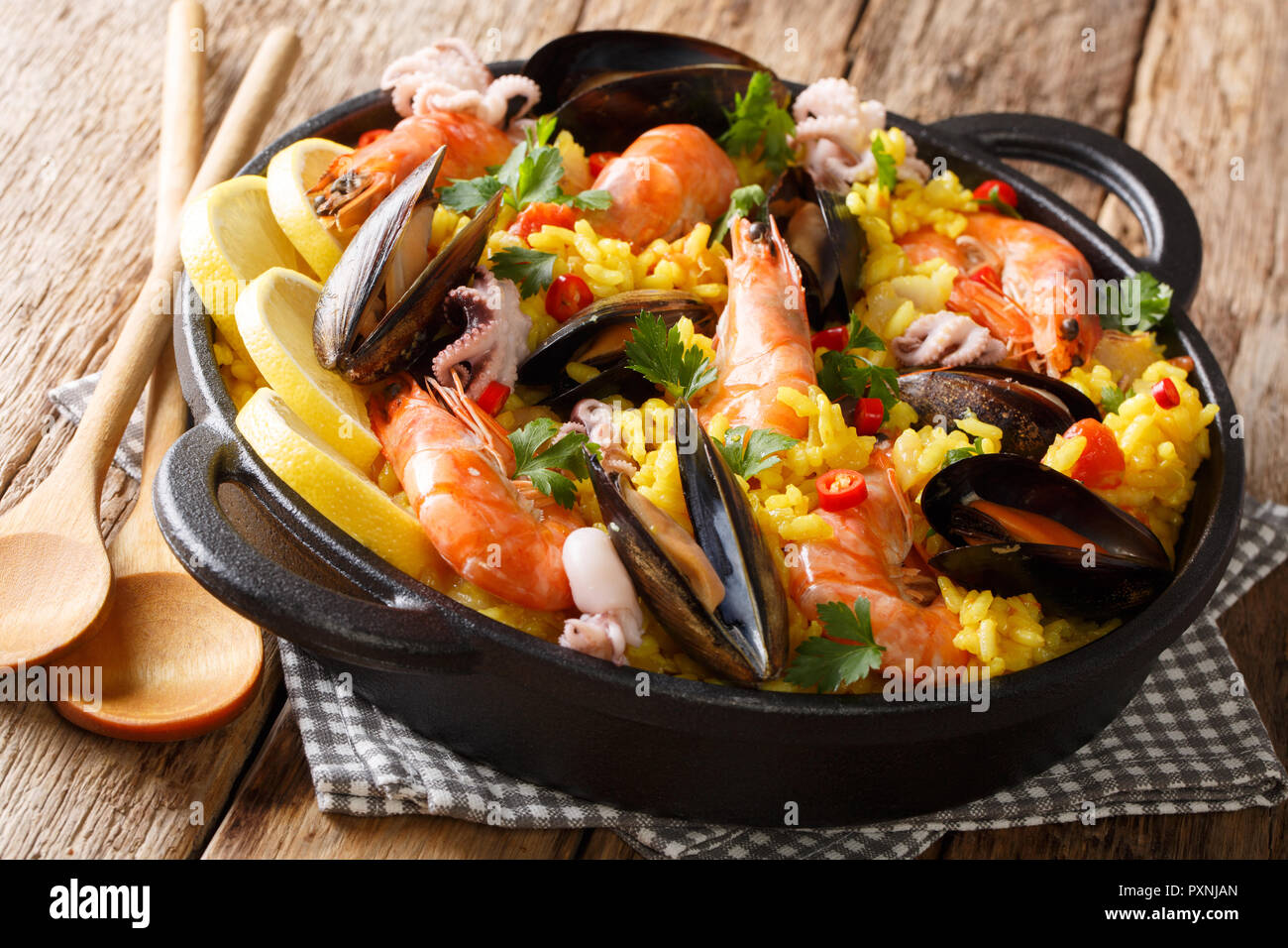 Fruits De Mer Paella Espagnole Epice Avec Des Grosses Crevettes Moules Poissons Et Le Bebe Octopus Libre Dans Une Poele A Fond De Bois Horizontal Photo Stock Alamy
