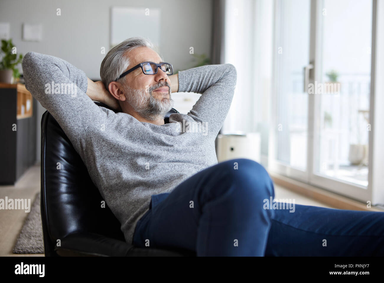 Portrait of mature man relaxing at home Banque D'Images