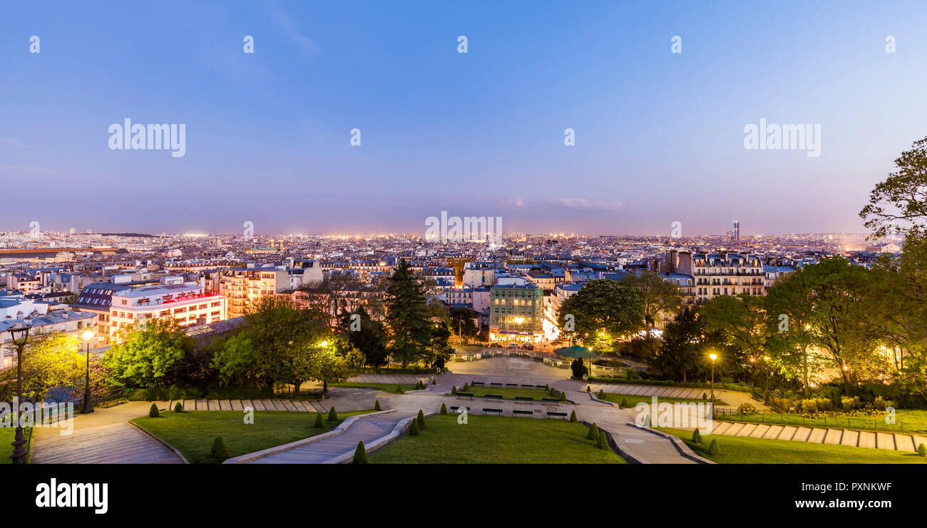 France, Paris, paysage urbain panoramique de Montmartre à l'heure bleue Banque D'Images