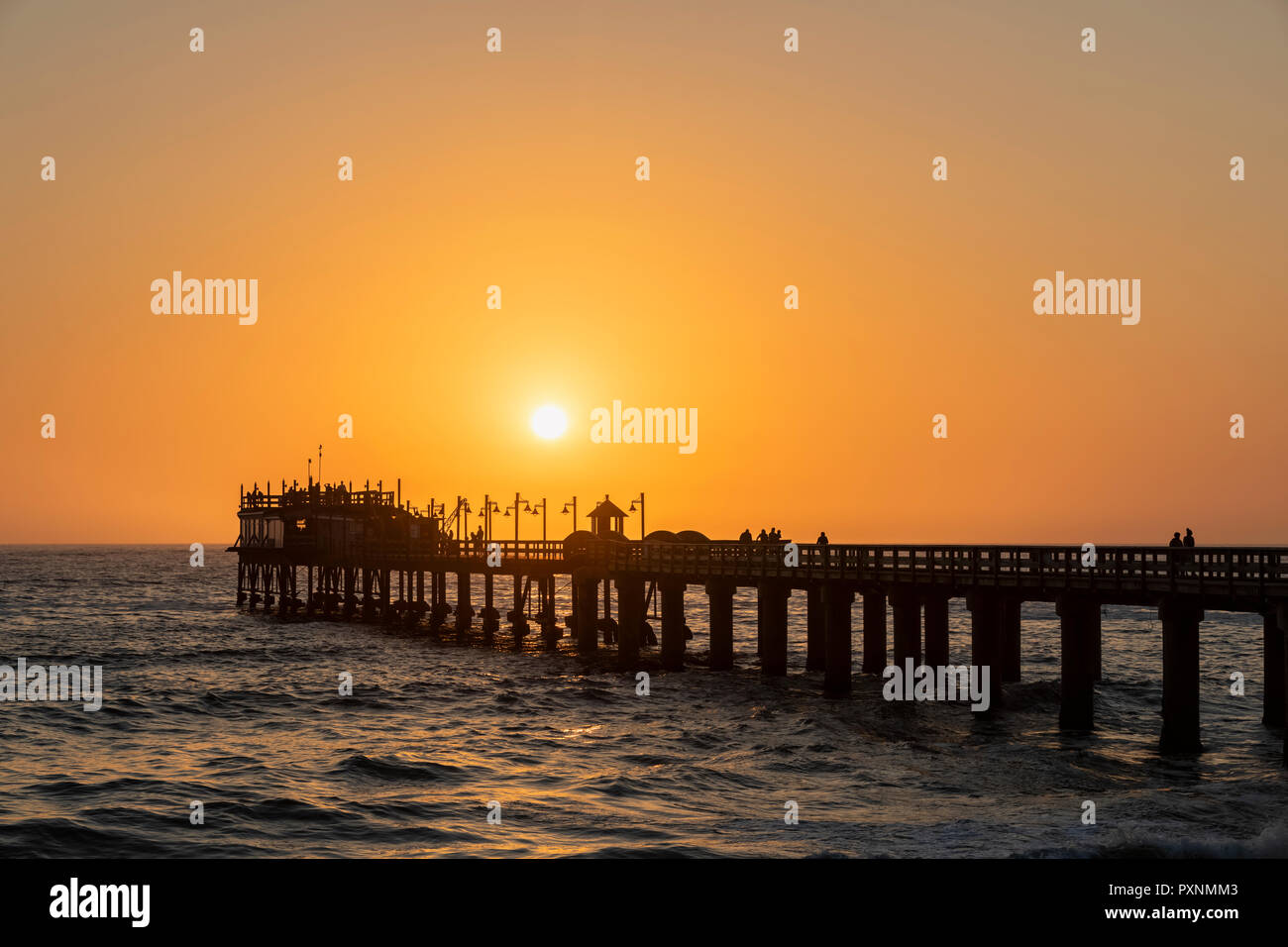 La Namibie, Namibie, Windhoek, vue de jetée et océan Atlantique au coucher du soleil Banque D'Images