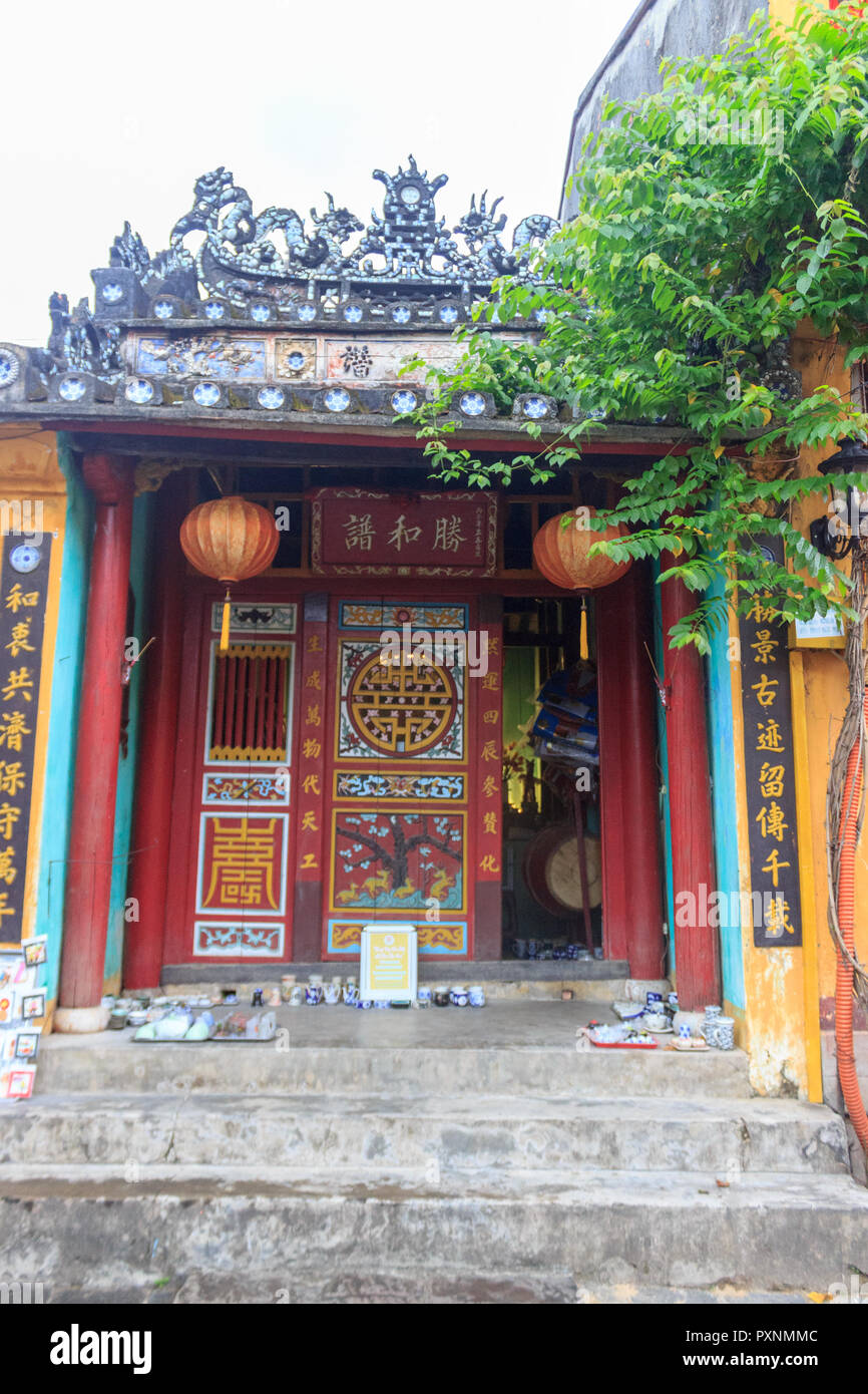Temple coloré traditionnel à Hoi An, Vietnam Banque D'Images