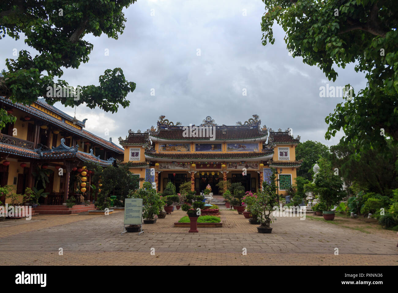 Temple coloré traditionnel à Hoi An, Vietnam Banque D'Images