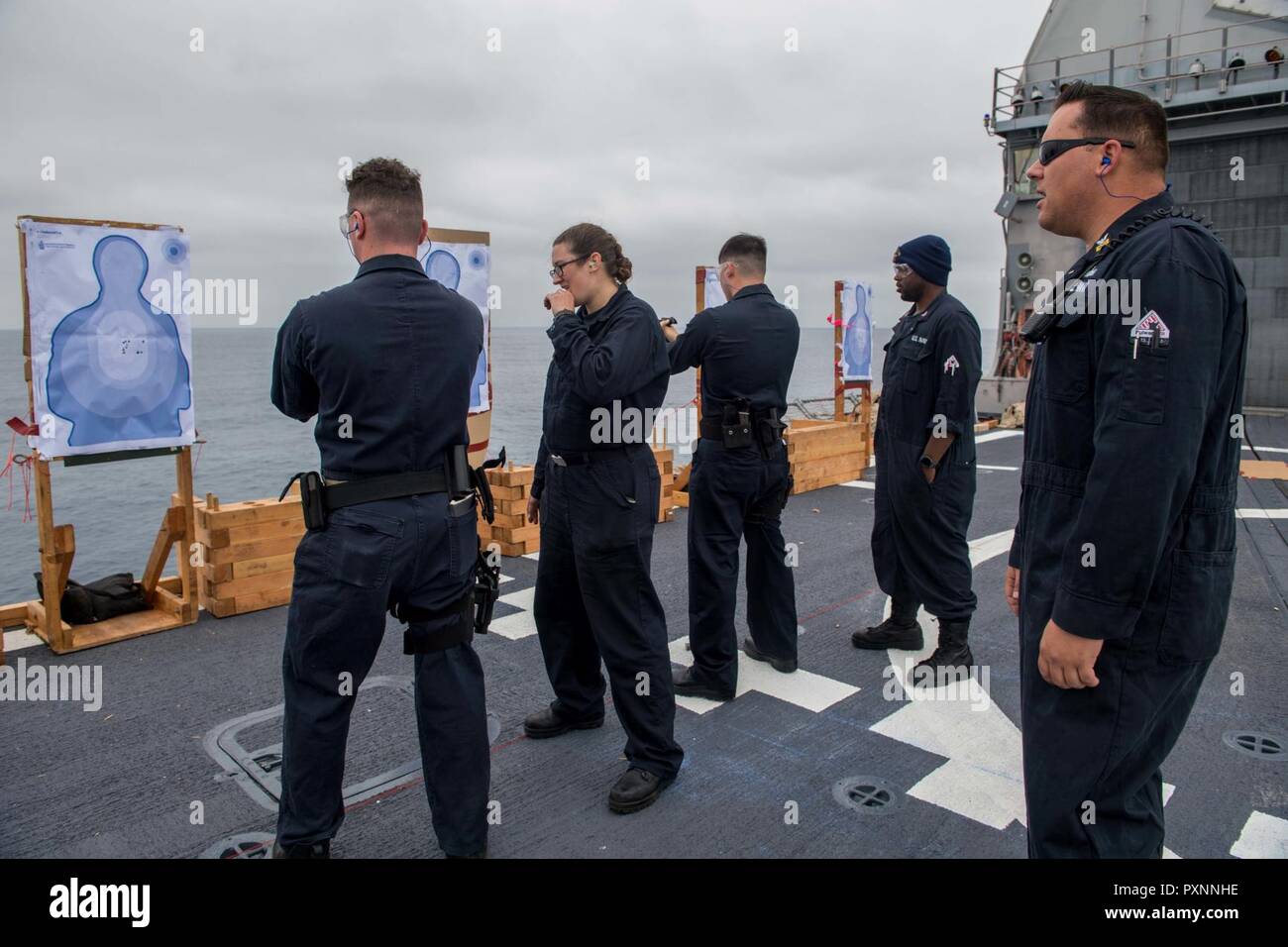 Océan Pacifique 6 (6 juin 2017) marins affectés à la classe Ticonderoga croiseur lance-missiles USS Princeton (CG 59) fire 9mm pistolets de petit calibre lors d'un cours de qualification sur le poste de pilotage. Princeton est en cours dans le cadre du Groupe aéronaval Nimitz en fonction d'un programme de déploiement de l'ouest du Pacifique et l'Océan Indien. Banque D'Images