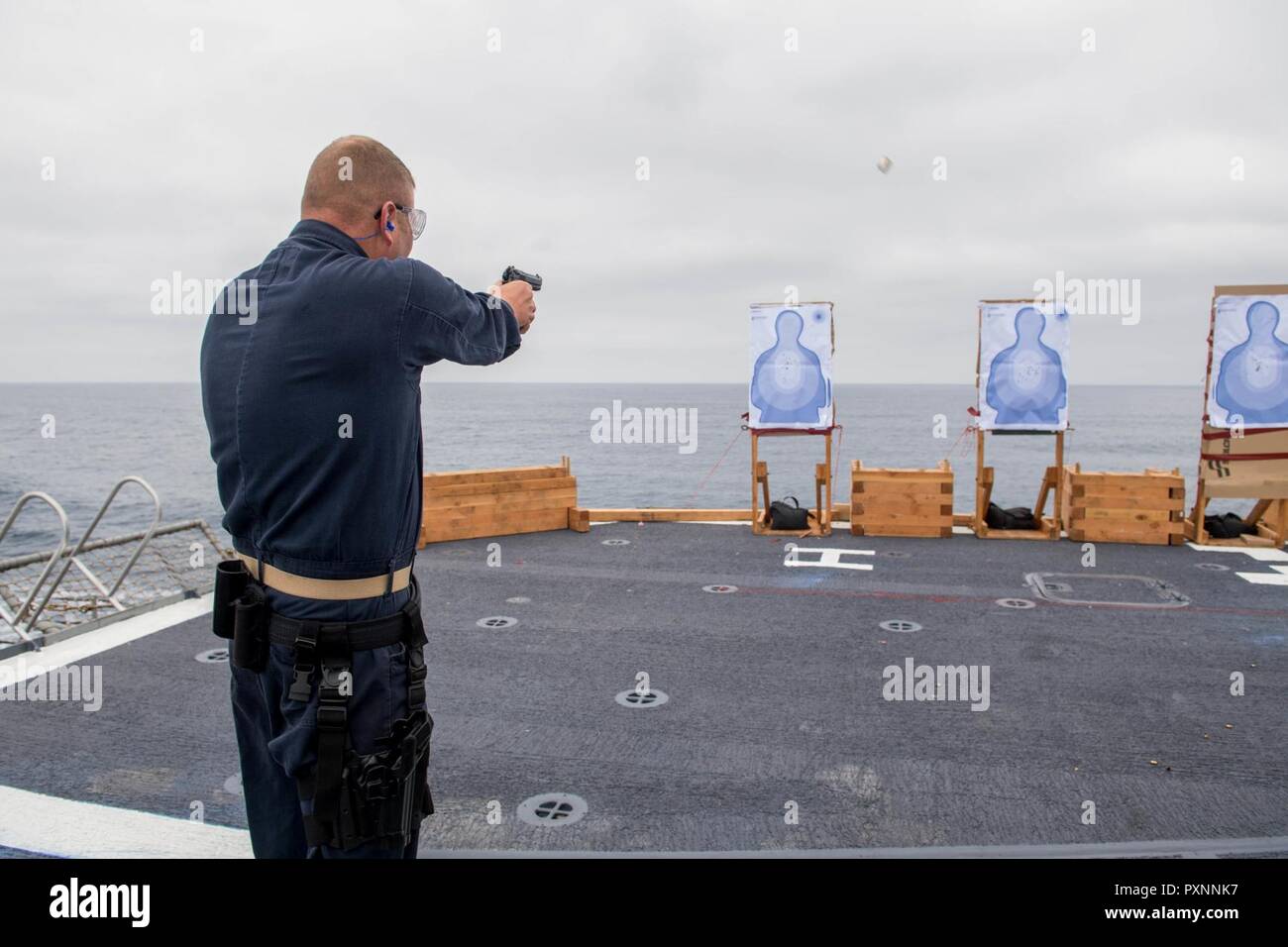 Océan Pacifique 9 (6 juin 2017) Le lieutenant Elton D. Evatt, le test de systèmes à bord de l'agent de classe Ticonderoga croiseur lance-missiles USS Princeton (CG 59), de Sénèque, S.C., tire un pistolet 9 mm lors d'un cours de qualification de petit calibre dans le poste de pilotage. Princeton est en cours dans le cadre du Groupe aéronaval Nimitz en fonction d'un programme de déploiement de l'ouest du Pacifique et l'Océan Indien. Banque D'Images