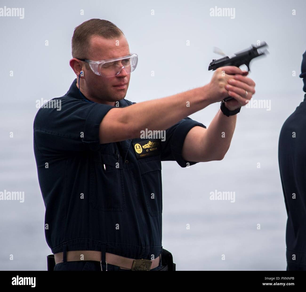 1 L'OCÉAN PACIFIQUE (6 juin 2017) Le lieutenant Mike Gossett, les systèmes de combat à bord de l'agent de classe Ticonderoga croiseur lance-missiles USS Princeton (CG 59), à partir d'Ithaca, N.Y., tire un pistolet 9 mm lors d'un cours de qualification de petit calibre dans le poste de pilotage. Princeton est en cours dans le cadre du Groupe aéronaval Nimitz en fonction d'un programme de déploiement de l'ouest du Pacifique et l'Océan Indien. Banque D'Images