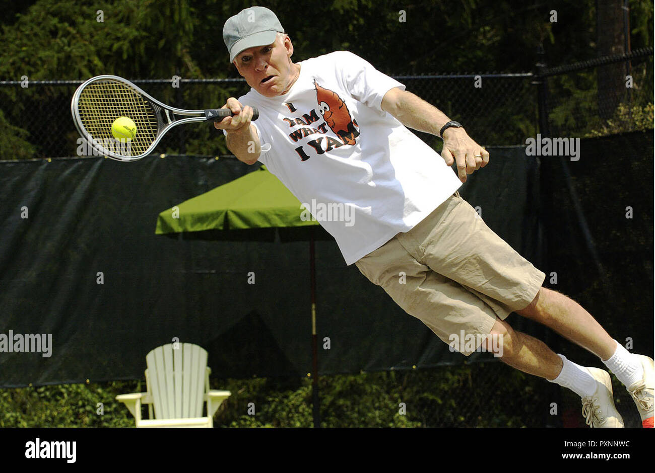 Im Dutzend billiger 2 : Zwei Väter drehen durch aka. Moins cher à la douzaine 2, 2005 Regie : Adam Shankman, 'Dad' Tom Baker (STEVE MARTIN) tout en jouant au tennis. Banque D'Images