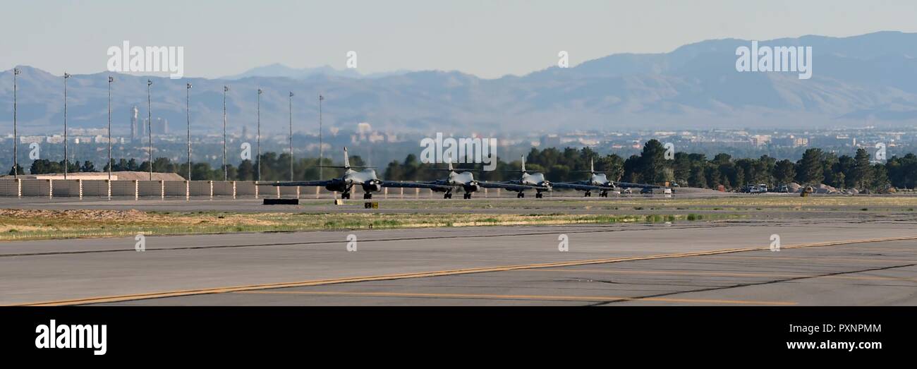 Quatre B-1B Lancers taxi sur la piste à Nellis Air Force Base, Nevada, 14 juin, 2017. Chaque année, les pilotes de la 9e et 28e Escadrons de la bombe, à Dyess Air Force Base, Texas, assister à l'École d'armes de l'US Air Force. Banque D'Images