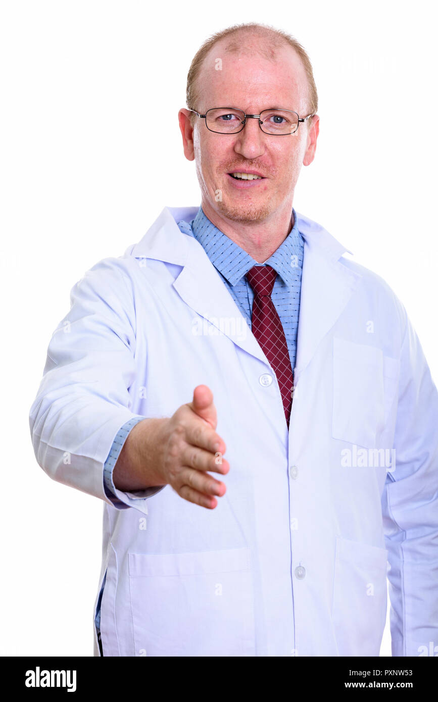 Studio shot of happy man smiling médecin tout en donnant handshake Banque D'Images