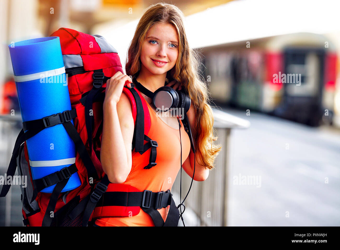Sac à dos femme fille Voyage et tourisme outfit à la gare Banque D'Images